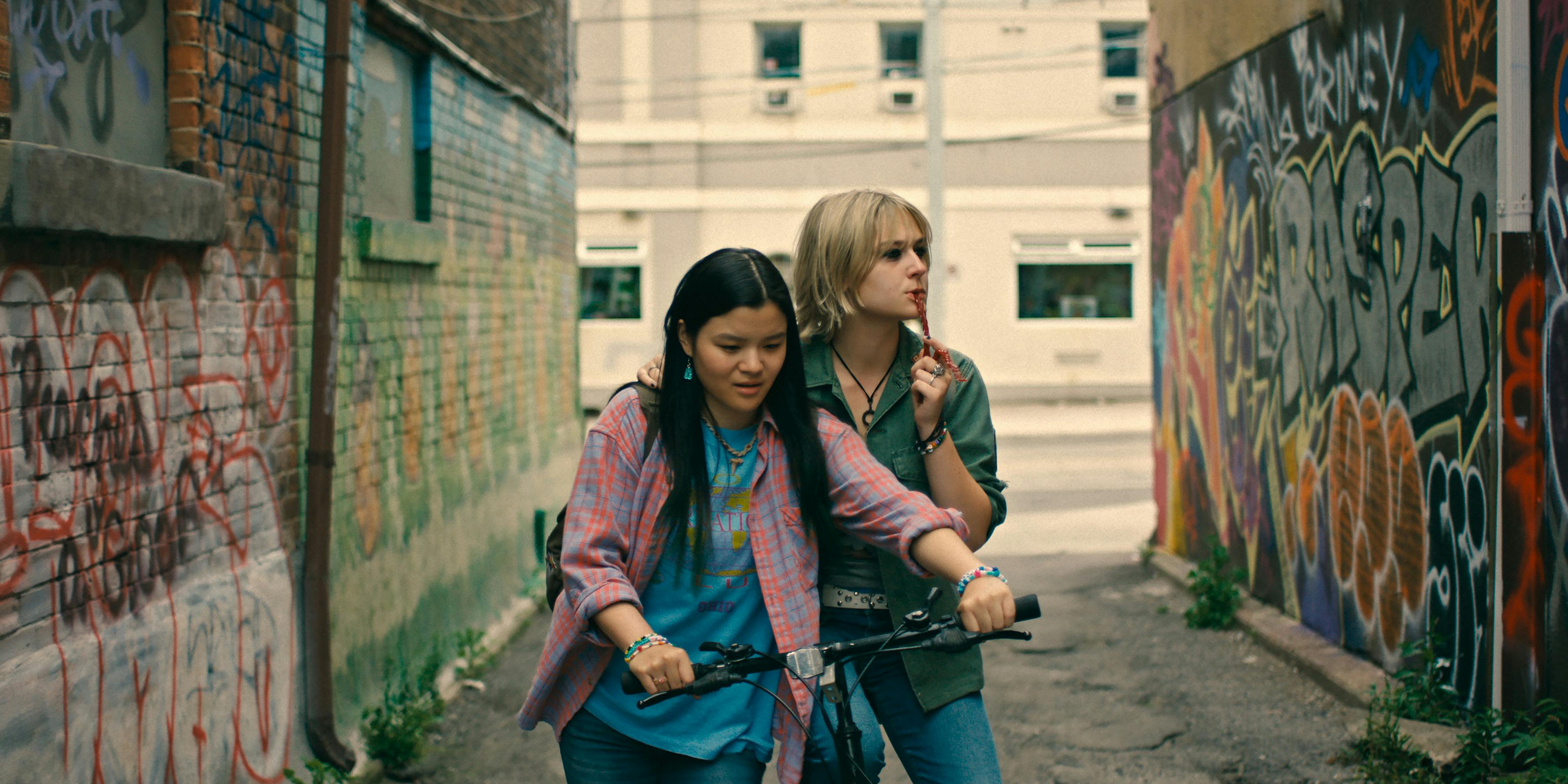 WAYWARD anmeldelse. (L to R) Sydney Topliffe as Abbie and Alyvia Alyn Lind as Leila in episode 101 of Wayward. Cr. Courtesy of Netflix © 2025