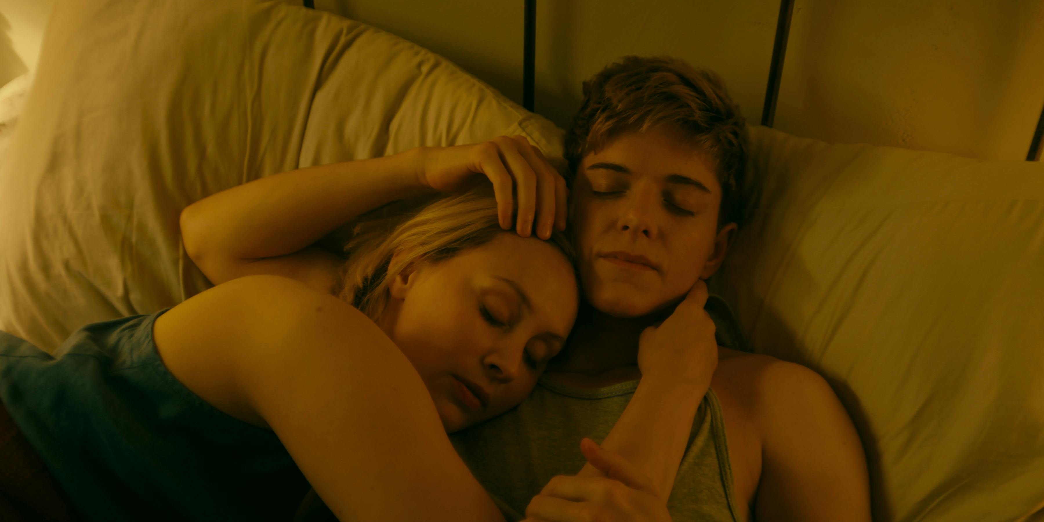 WAYWARD anmeldelse. (L to R) Sarah Gadon as Laura Redman and Mae Martin as Alex Dempsey in episode 101 of Wayward. Cr. Courtesy of Netflix© 2025