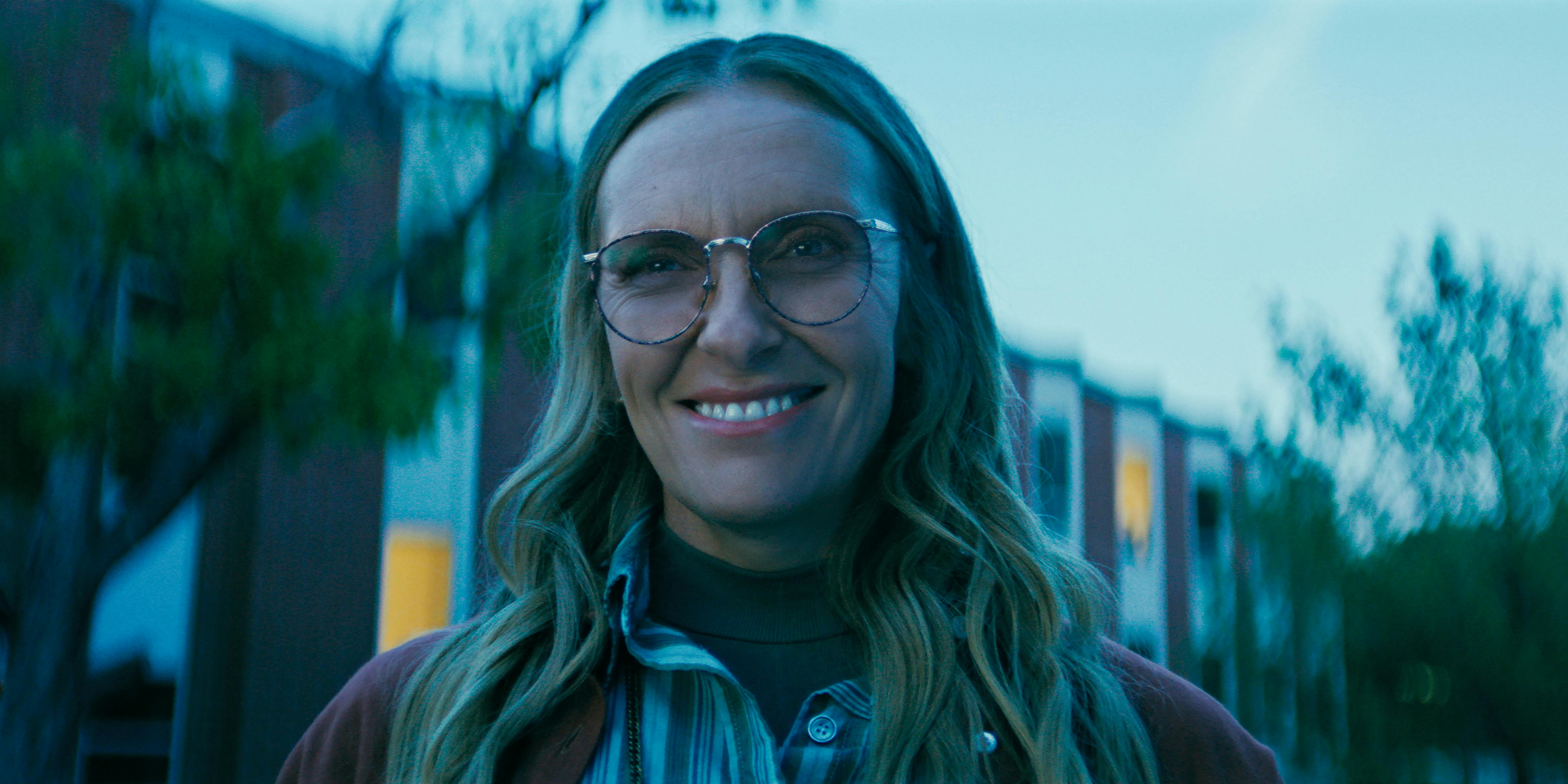 WAYWARD anmeldelse. Toni Collette as Evelyn Wade in episode 101 of Wayward. Cr. Courtesy of Netflix© 2025