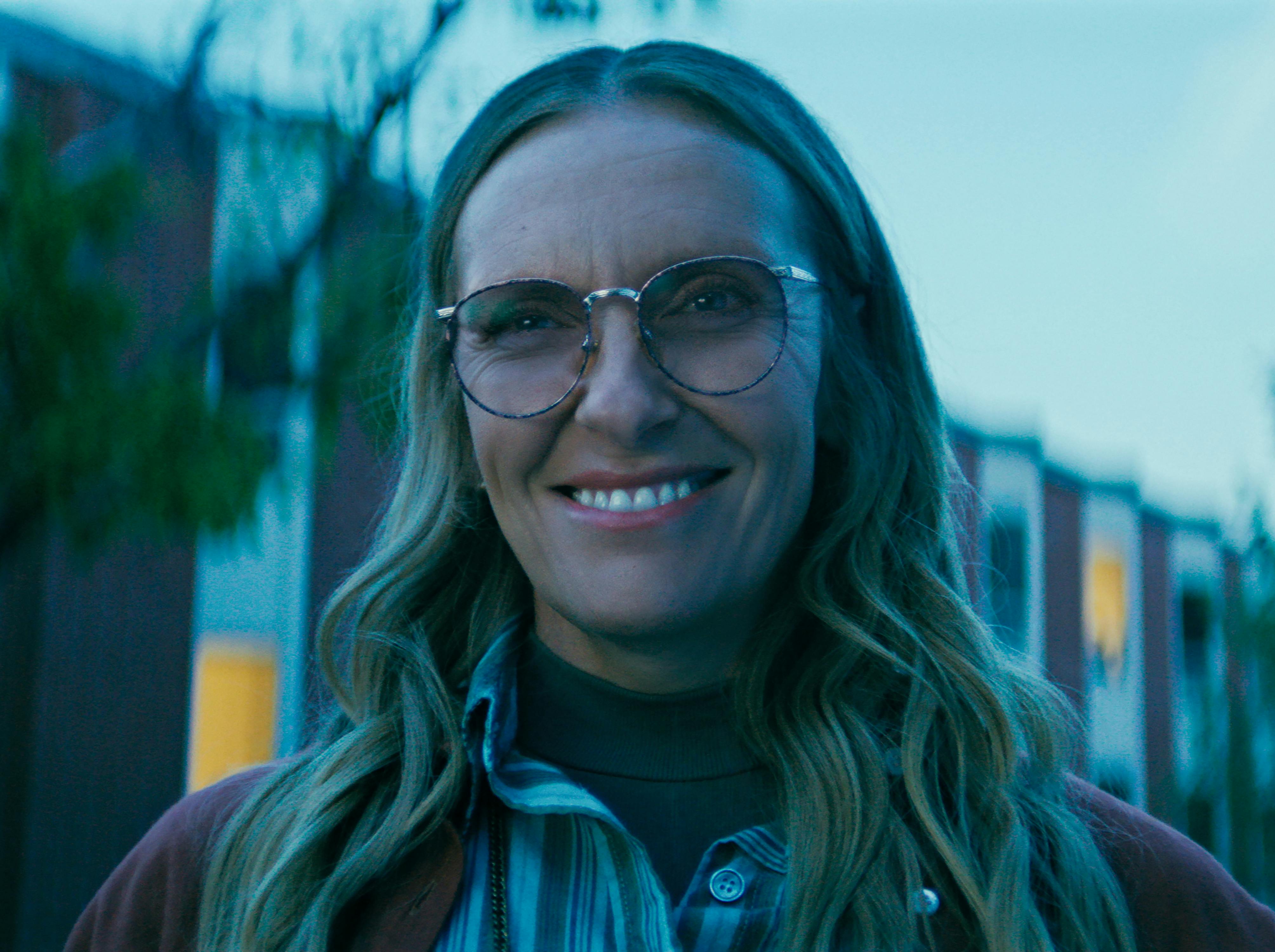 WAYWARD anmeldelse. Toni Collette as Evelyn Wade in episode 101 of Wayward. Cr. Courtesy of Netflix© 2025