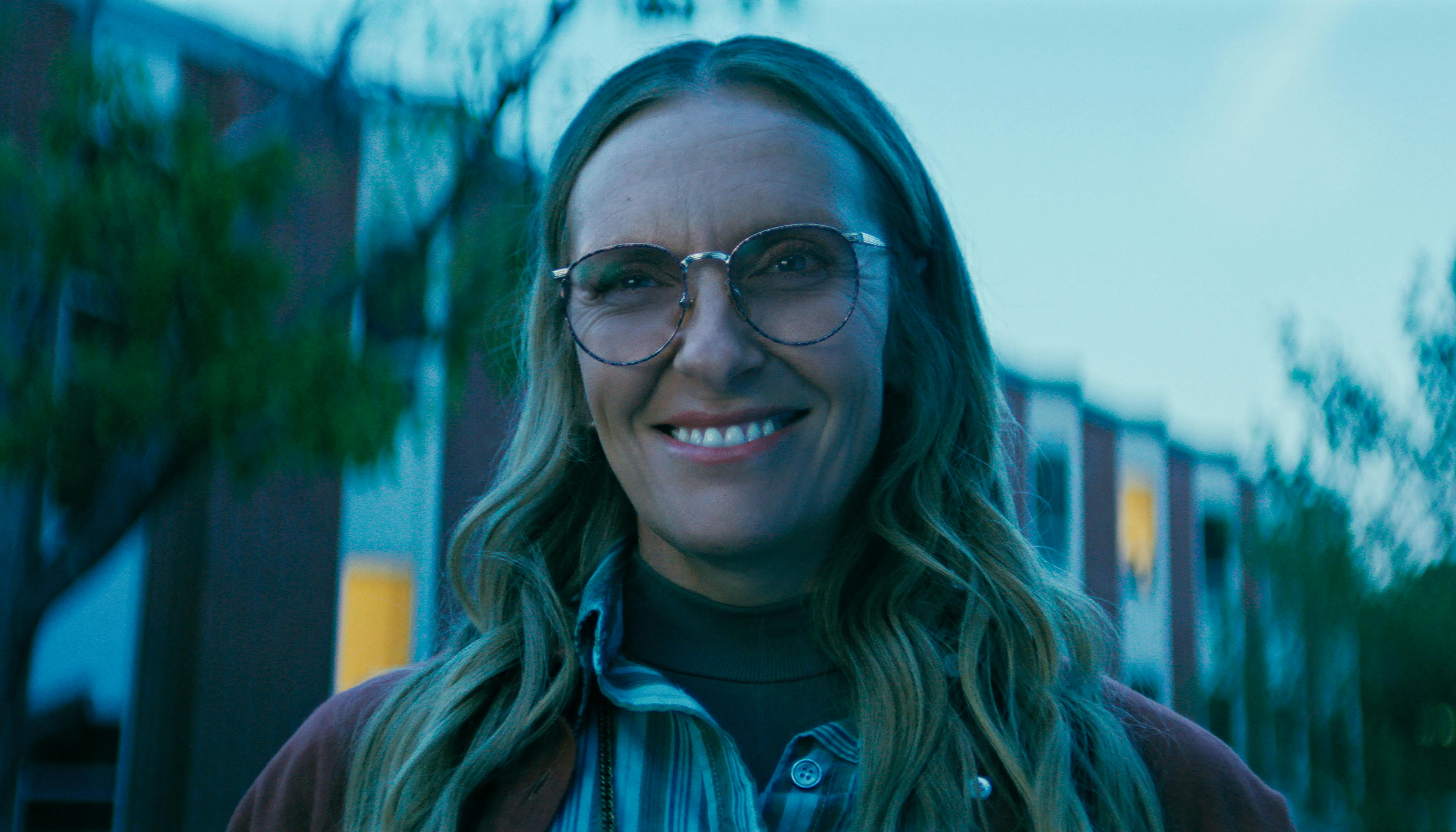 WAYWARD anmeldelse. Toni Collette as Evelyn Wade in episode 101 of Wayward. Cr. Courtesy of Netflix© 2025
