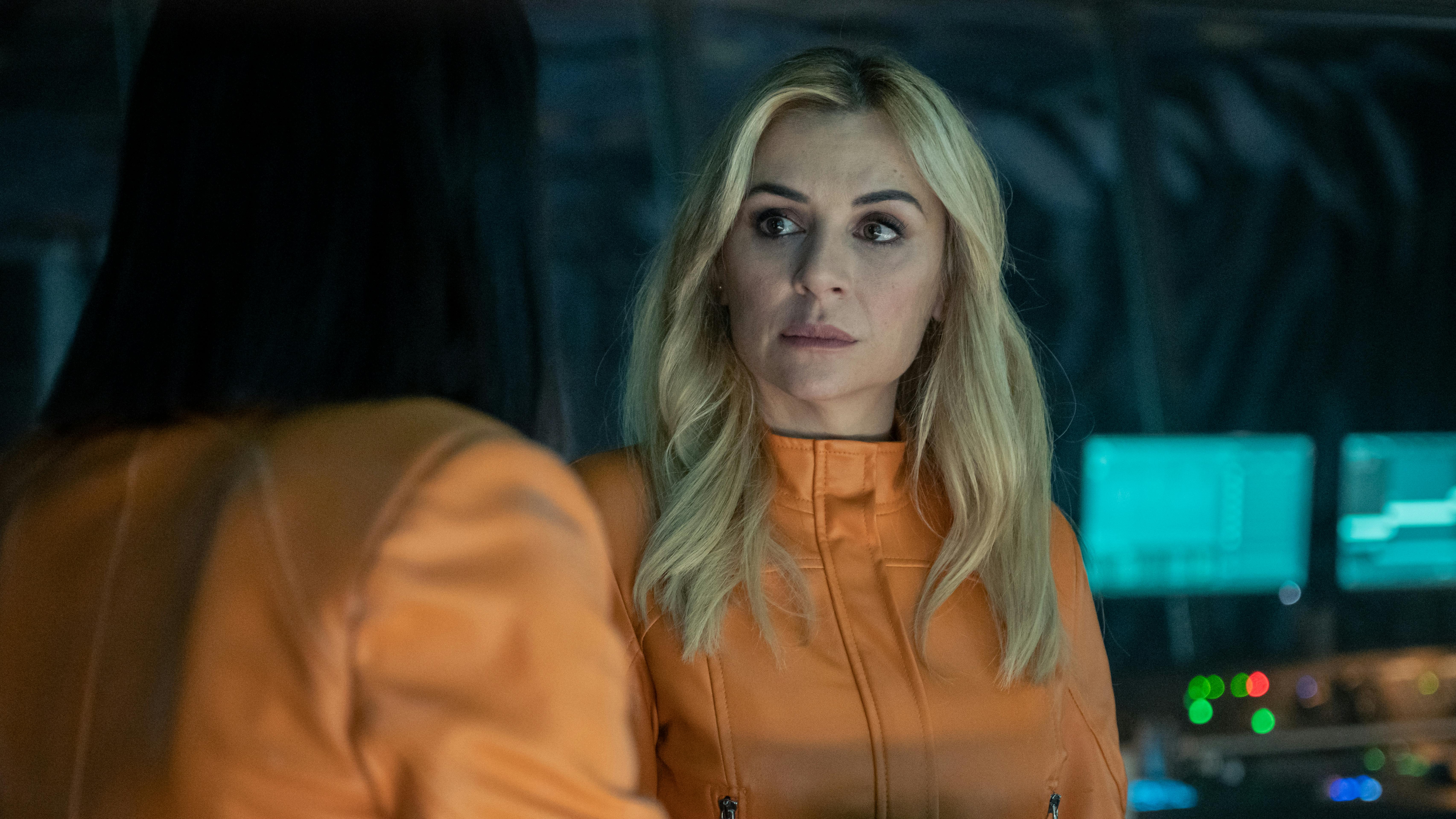 milliardærbunkeren anmeldelse Alicia Fernández as Julia, Miren Ibarguren as Minerva in episode 02 of ATOMIC MONKEYS. Cr. Tamara Arranz/NETFLIX © 2024