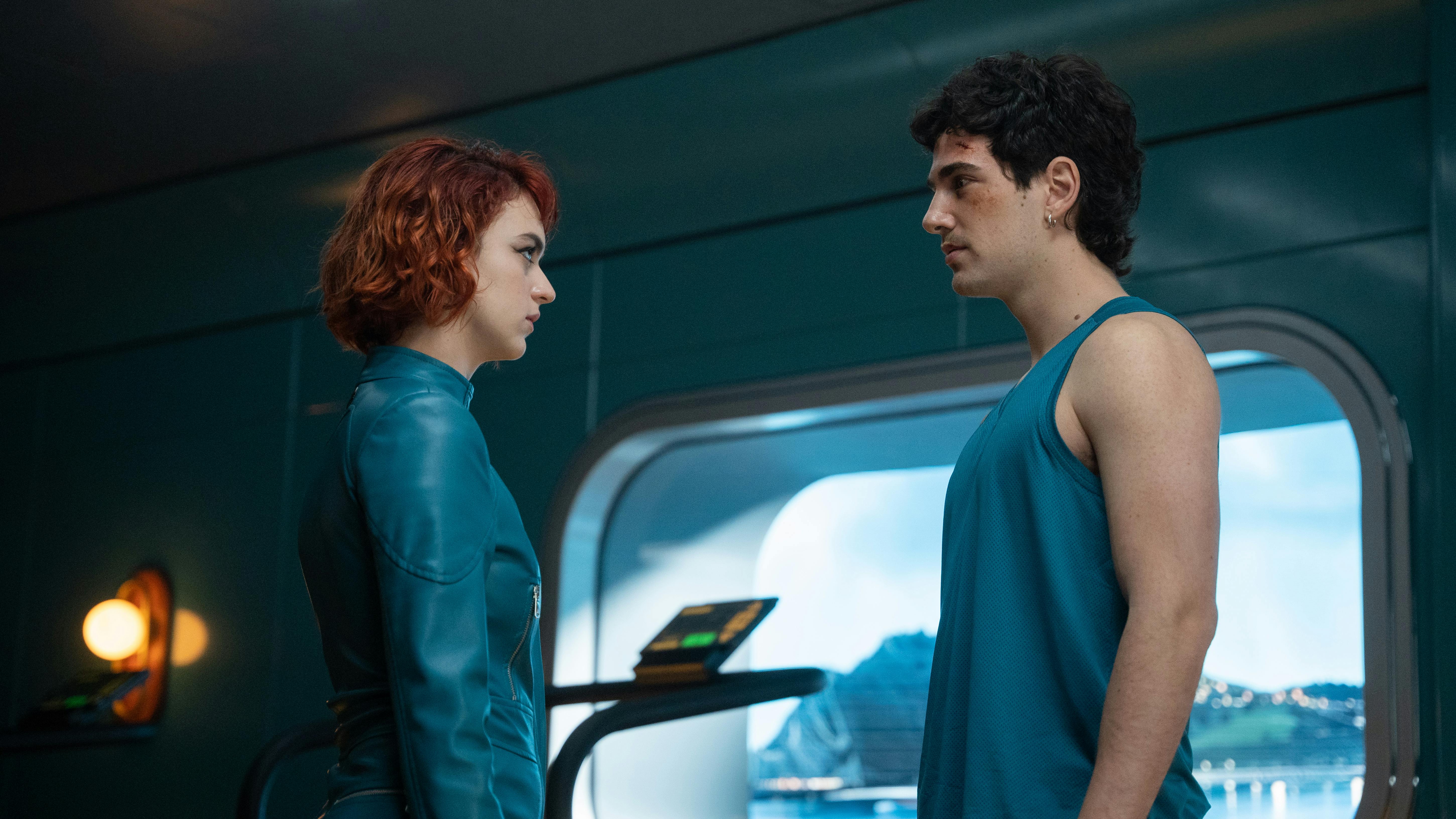 milliardærbunkeren anmeldelse Alicia Falcó as Asia, Pau Simon as Max in episode 06 of ATOMIC MONKEYS. Cr. Carla Oset/NETFLIX © 2024