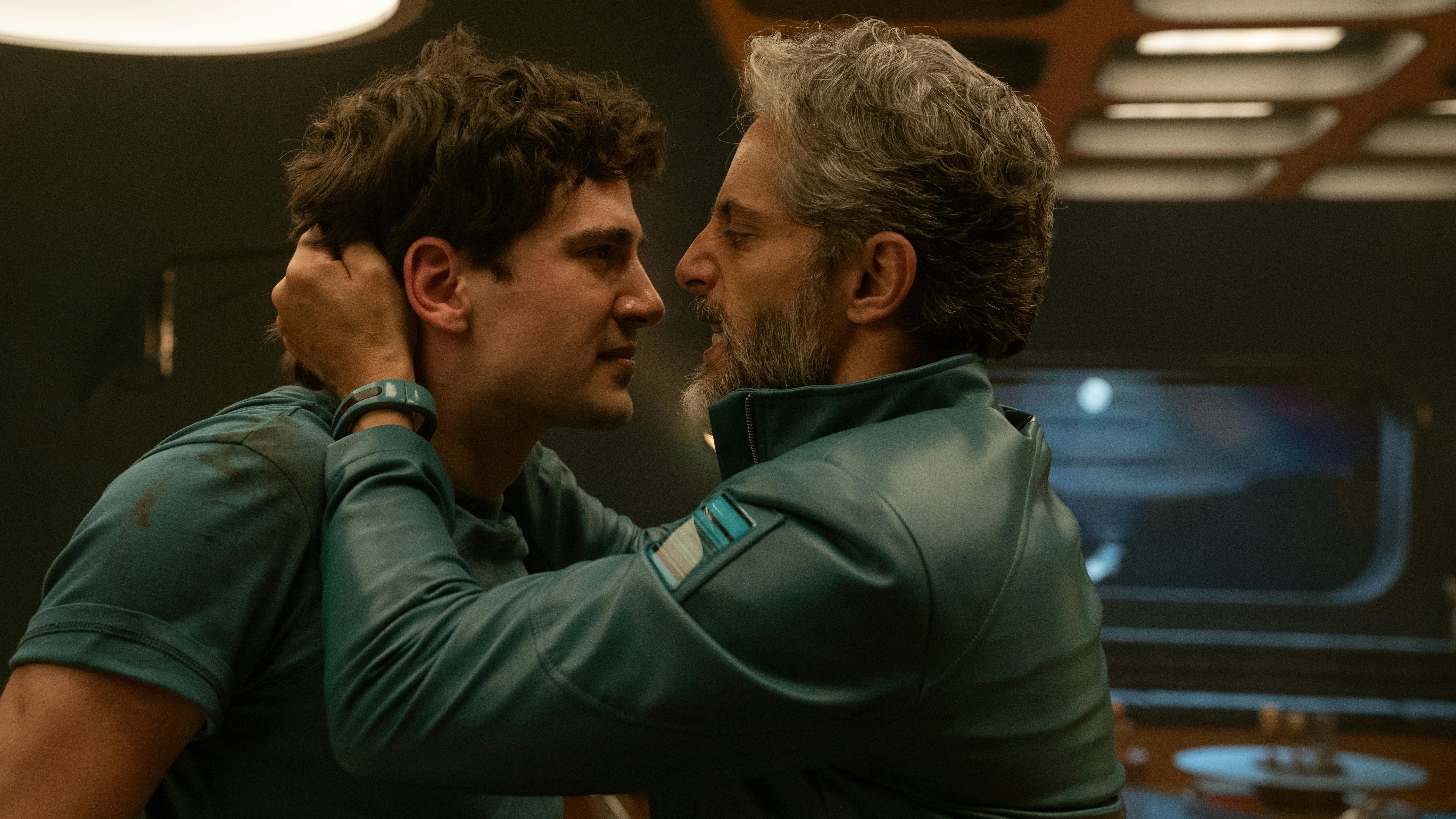 milliardærbunkeren anmeldelse Pau Simon as Max, Joaquín Furriel as Guillermo in episode 05 of ATOMIC MONKEYS. Cr. Carla Oset/NETFLIX © 2024