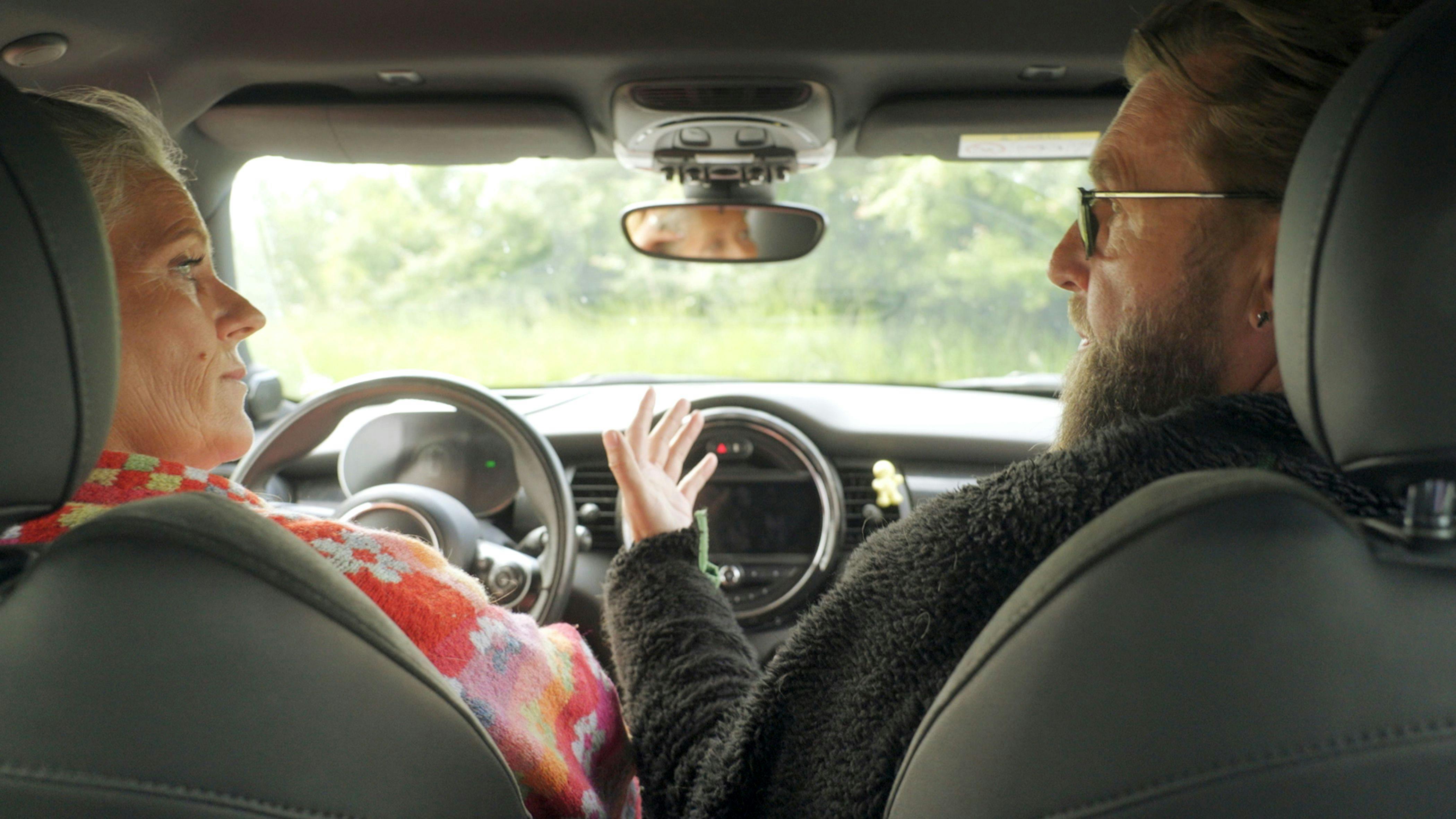 Parret er uenige om, hvis idé det var, at Tine skulle tage hjem fra Jan igen. Der får de hul på en vigtig snak