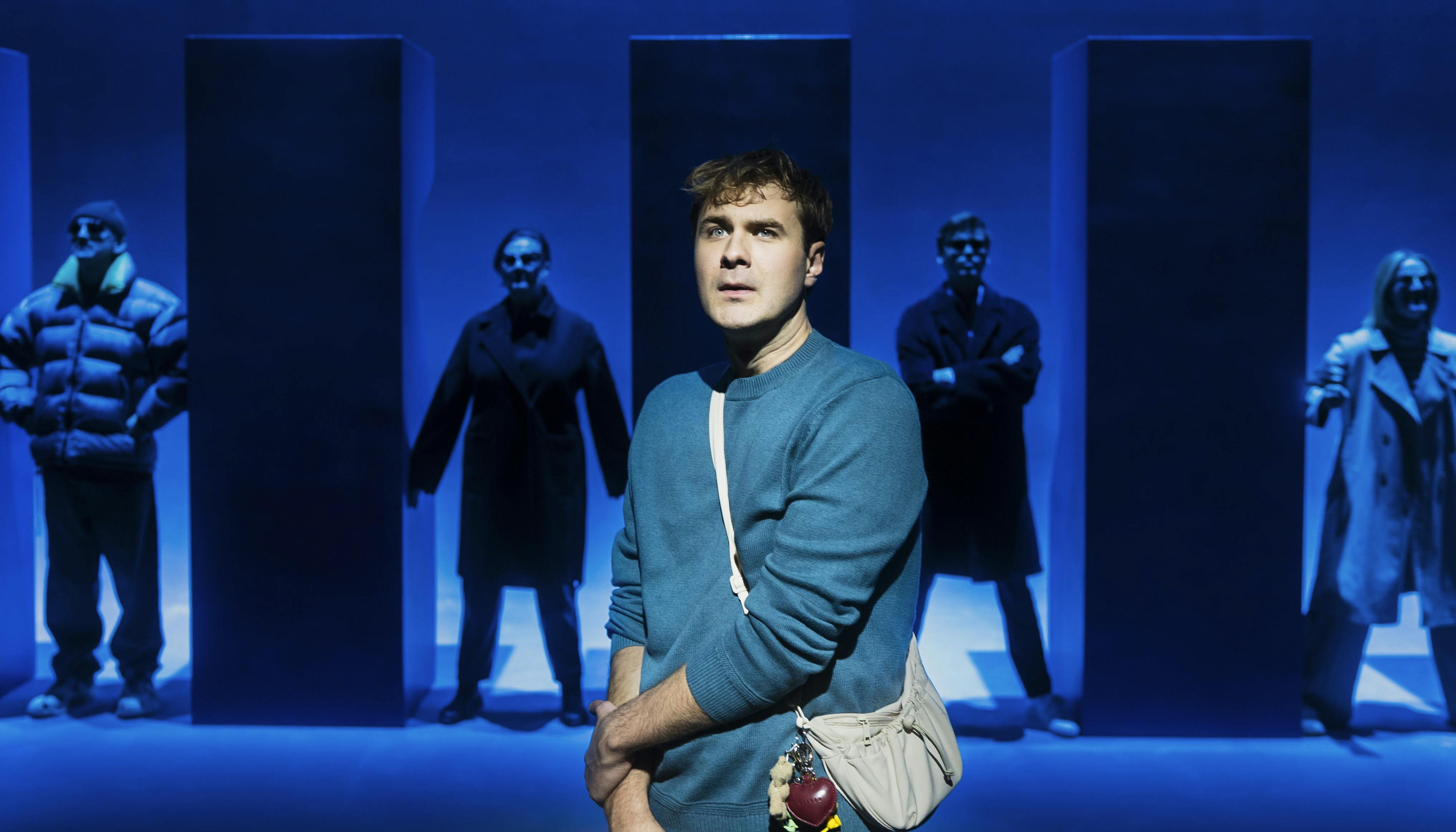 Anmeldelse af 'Sat i verden' på Det Kongelige Teater