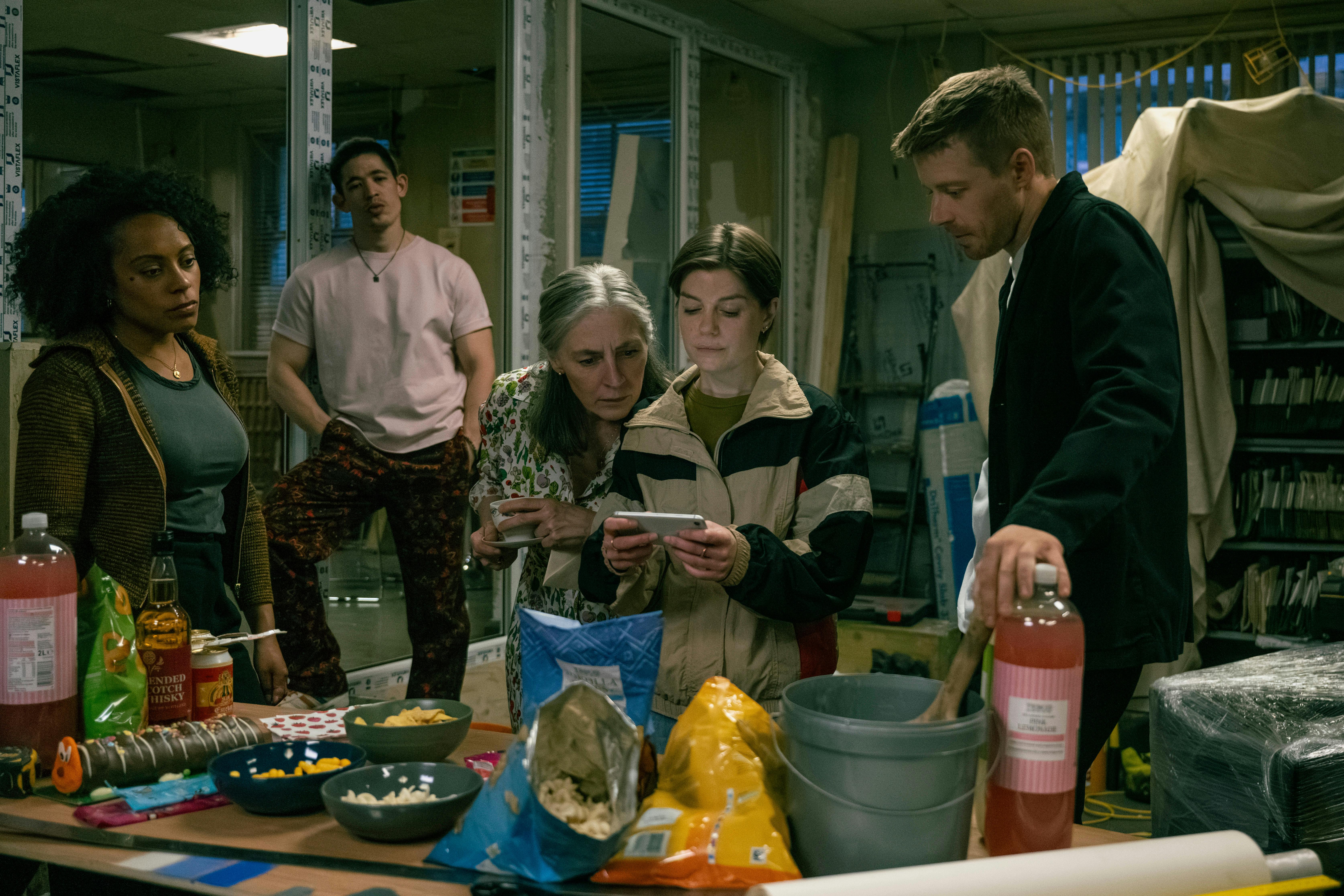 Rosalind Eleazar, Christopher Chung, Saskia Reeves, Aimee-Ffion Edwards and Jack Lowden slow horses sæson 5 anmeldelse