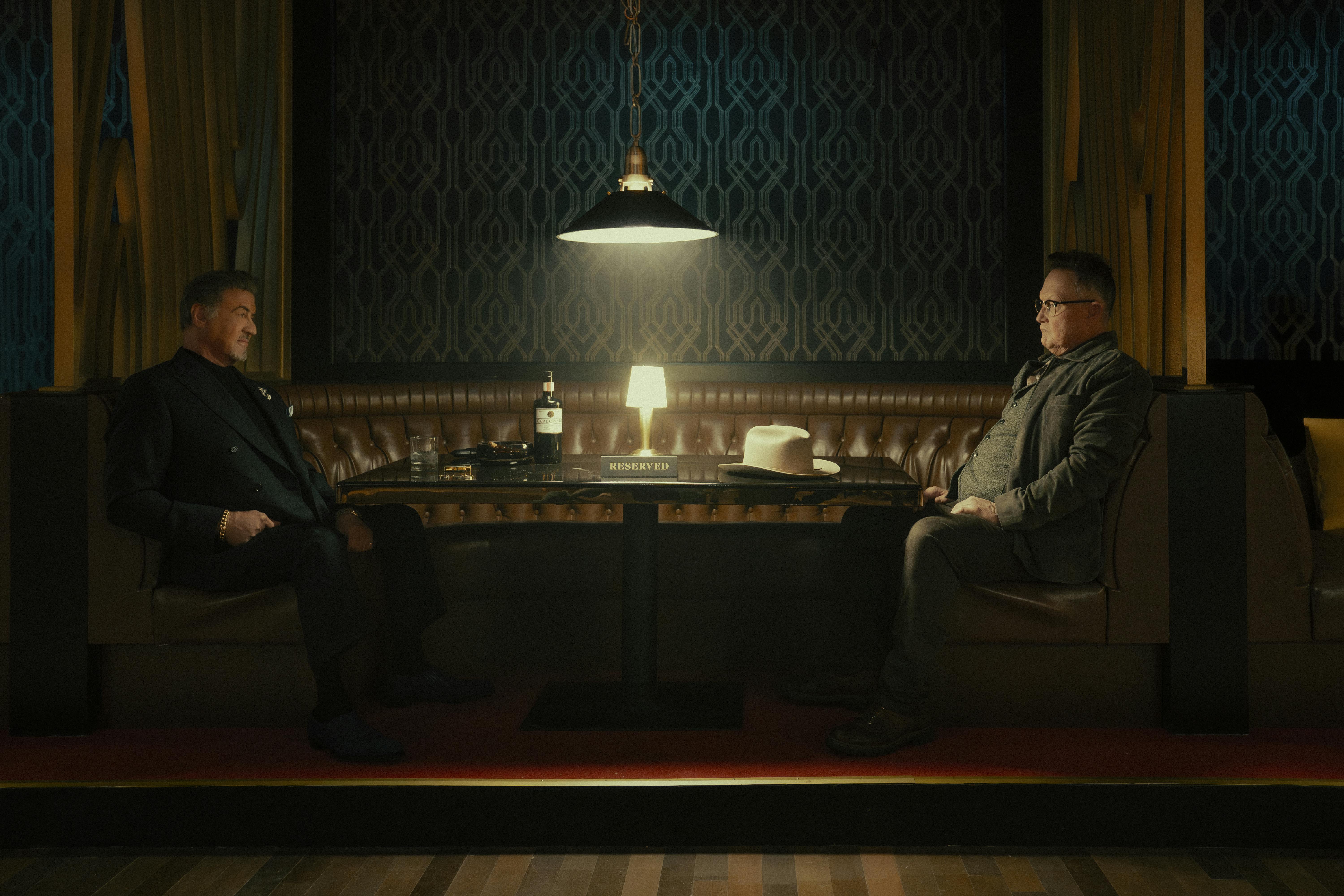 Sylvester Stallone as Dwight Manfredi and Robert Patrick as Dunmire in the Paramount+ original series TULSA KING sæson 3 anmeldelse. Photo Credit: Brian Douglas/Paramount+