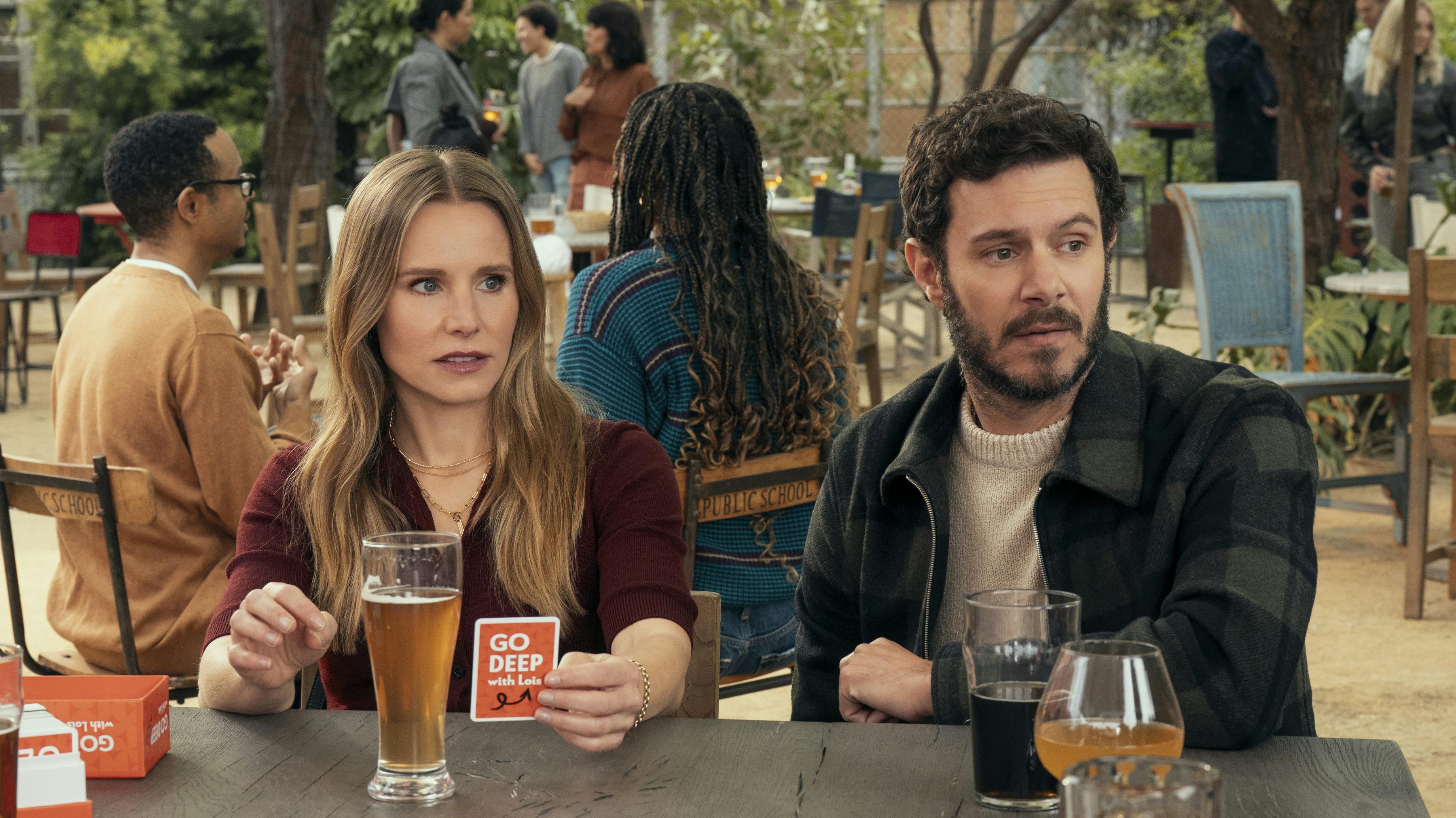 Nobody Wants This anmeldelse. (L to R) Kristen Bell as Joanne, Adam Brody as Noah in episode 209 of Nobody Wants This. Cr. Erin Simkin/Netflix © 2025