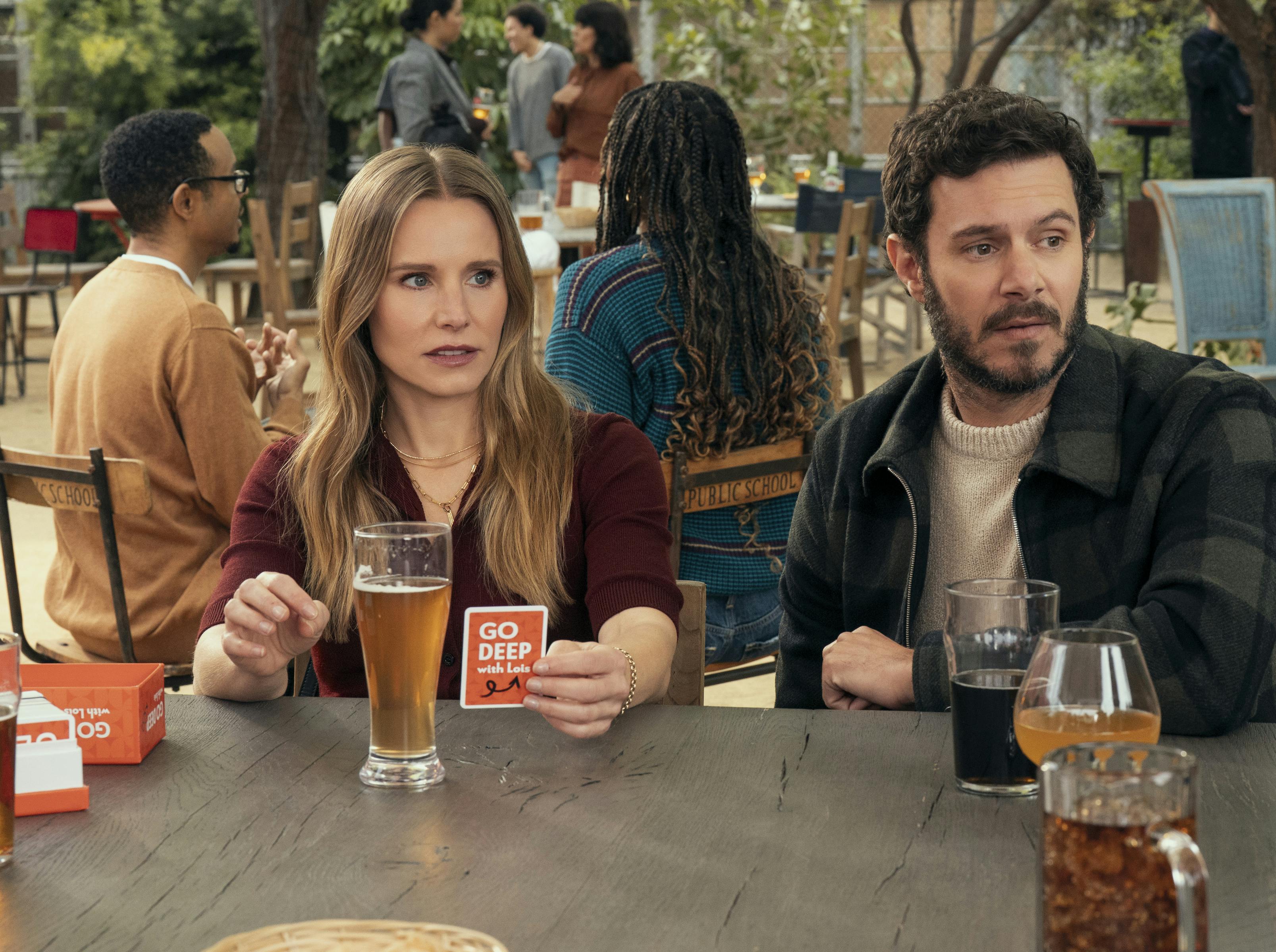 Nobody Wants This anmeldelse. (L to R) Kristen Bell as Joanne, Adam Brody as Noah in episode 209 of Nobody Wants This. Cr. Erin Simkin/Netflix © 2025