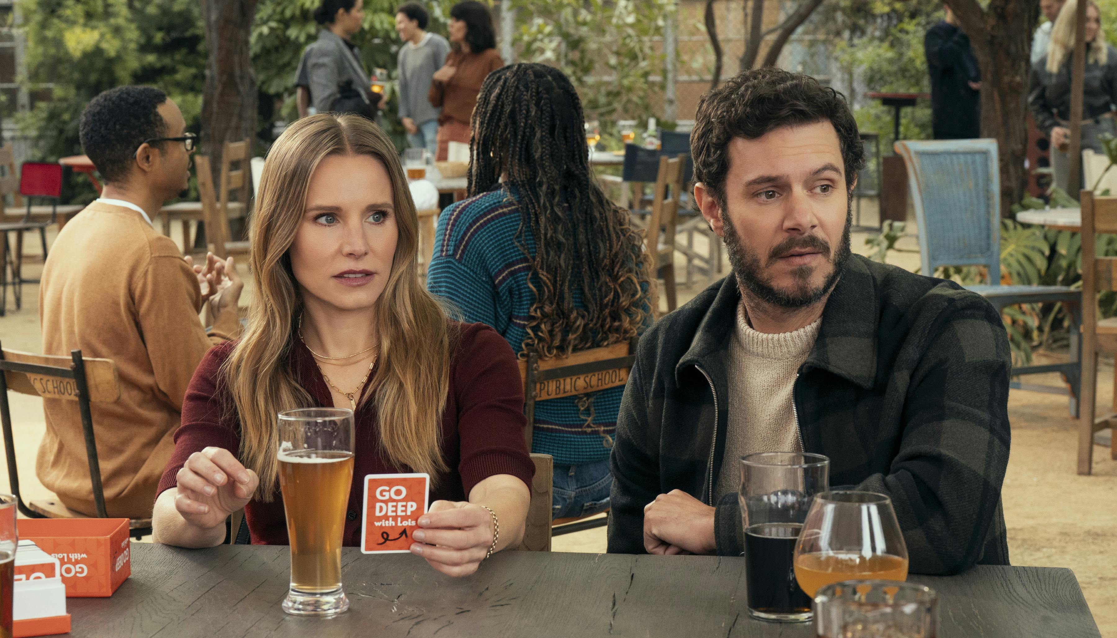 Nobody Wants This anmeldelse. (L to R) Kristen Bell as Joanne, Adam Brody as Noah in episode 209 of Nobody Wants This. Cr. Erin Simkin/Netflix © 2025