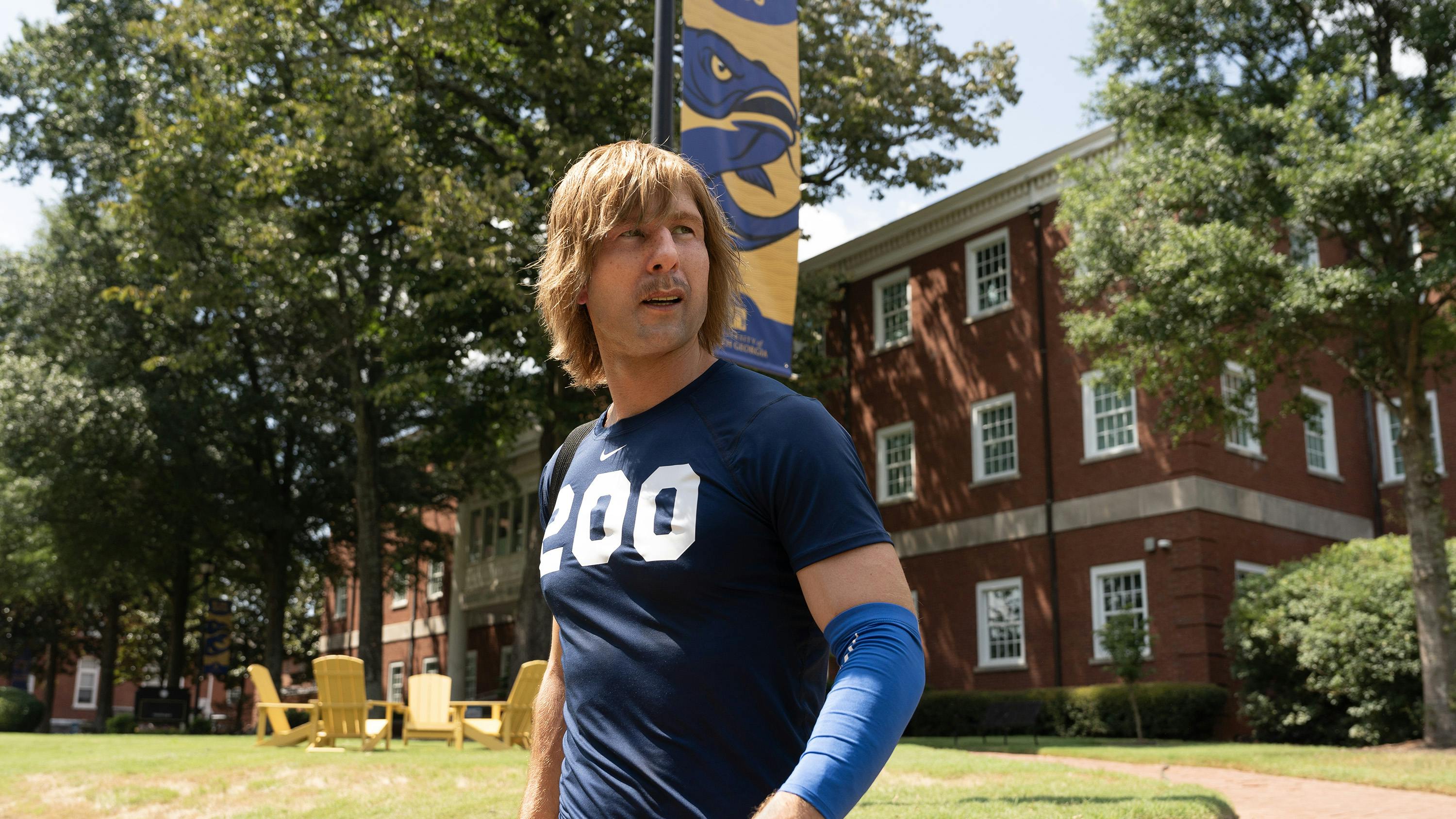 CHAD POWERS anmeldelse - “Announcement” (Disney/Daniel Delgado)GLEN POWELL