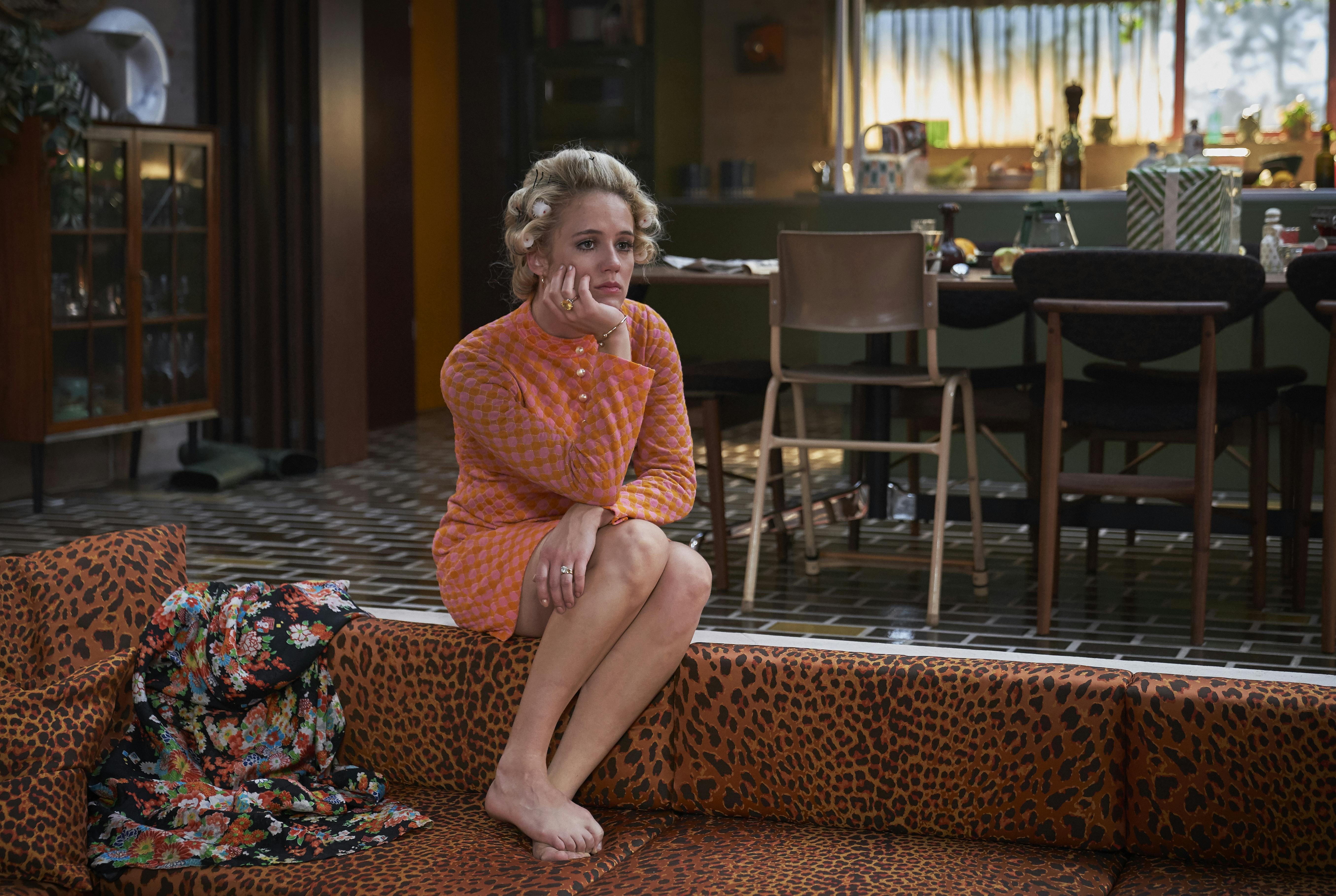 En af udfordringerne ved at spille en kvinde fra 60'ernes Danmark er at passe kjolerne fra dengang, lyder det fra Laura Skjoldborg, der er en af seriens nye ansigter. På en mere alvorlig note, er det kampen mellem at passe ind i kassen som hustru versus egne ambitioner, hun finder interessant i rollen