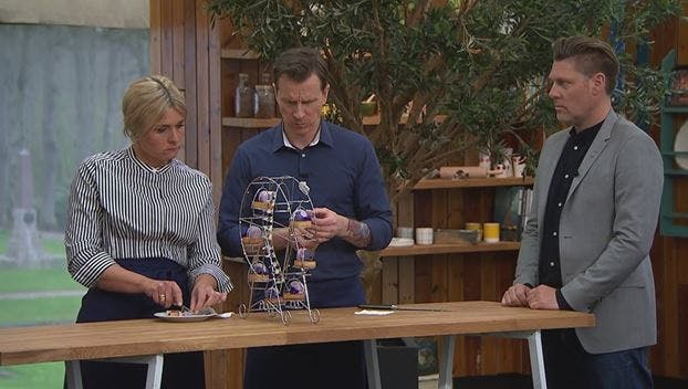 Markus havde netop kaldt Mariannes frugttærter for et mesterværk, da han og Katrine smagte på kagerne og fik sig nogle pudsige udtryk i ansigterne