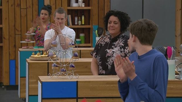 De andre amatørbagere klappede og trøstede Marianne efter salt-katastrofen