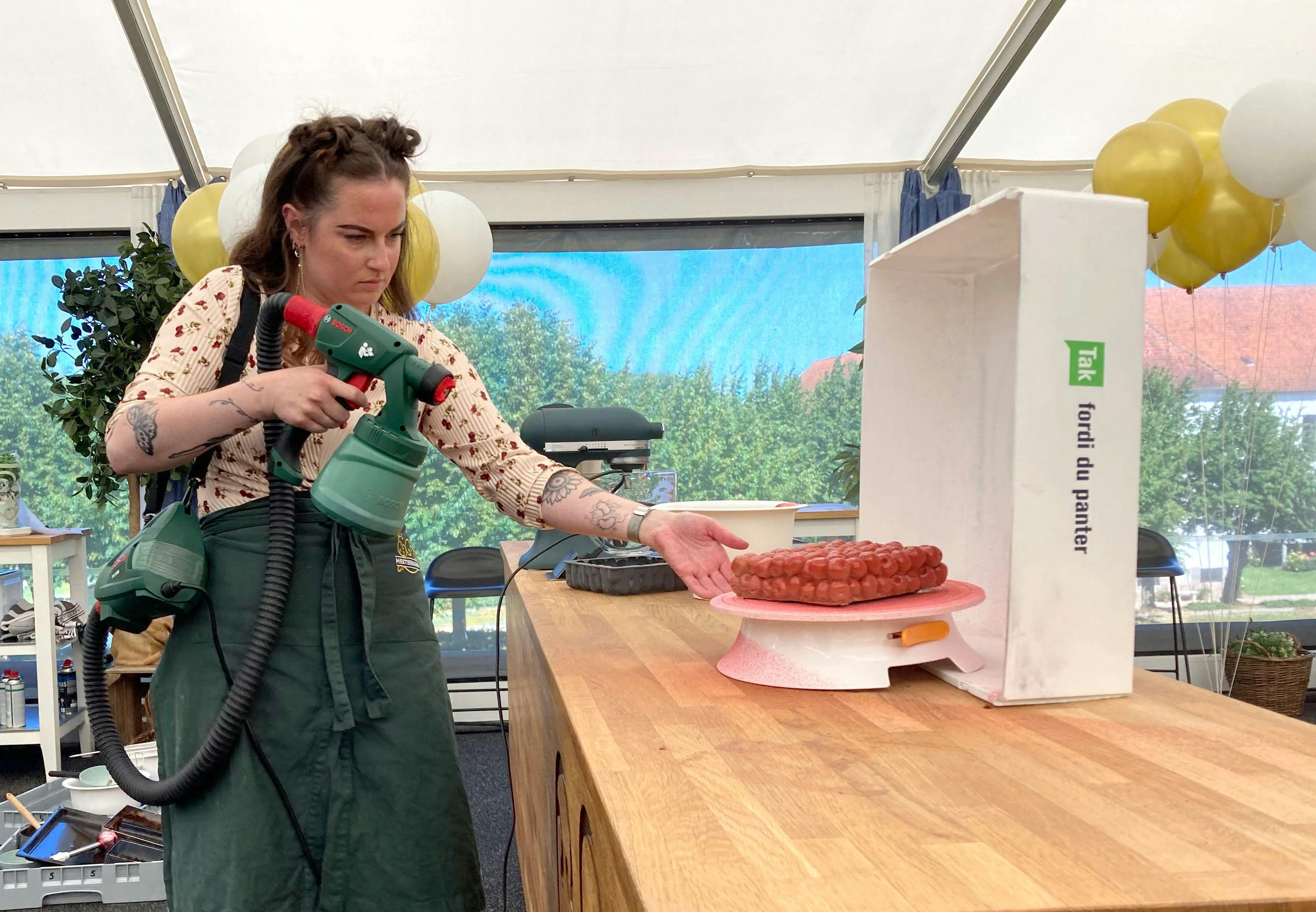 Bosch sprøjtepistolen hører ikke til i køkkenet. Den fik dog alligevel lov at komme med i bagedystteltet