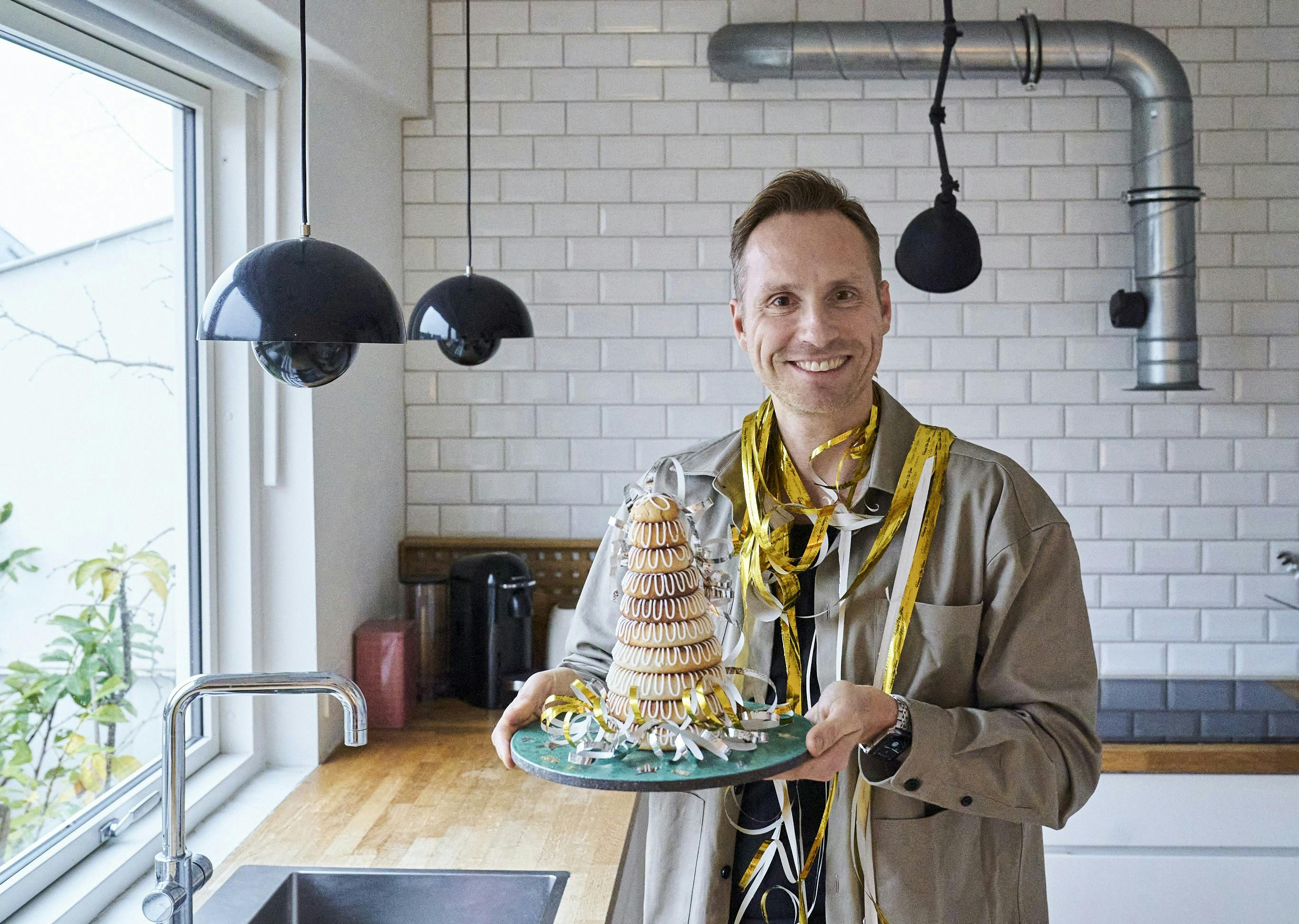 Klaus Andersen, 41, med sit imponerende kransekagetårn. Ifølge Klaus hører kransekage nytårsaften til