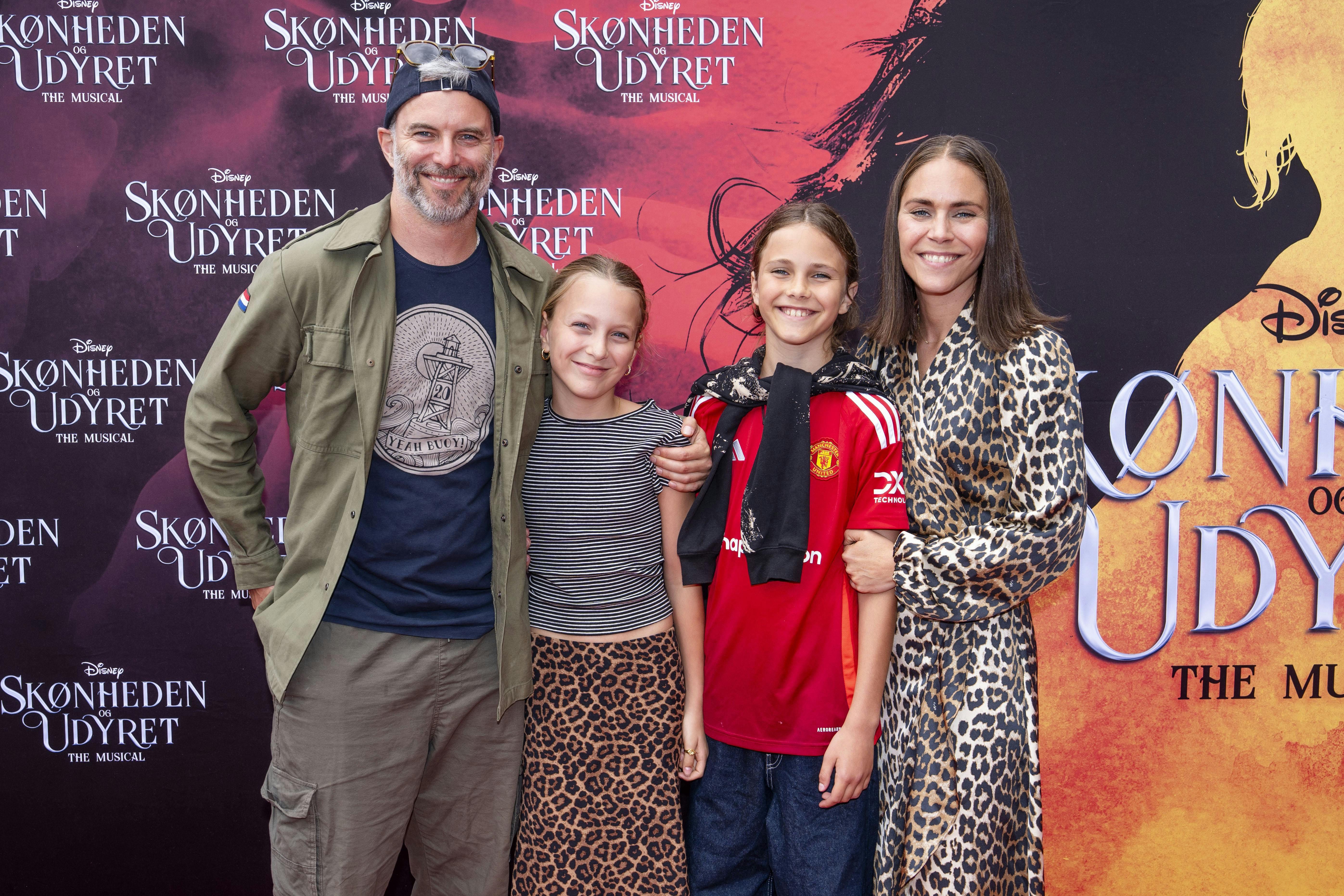 Jon Lange til premiere på et andet musikalsk teaterværk, 'Skønheden og udyret – The Musical' på Det Kongelige Teater, med sin hustru Mette Marie Mai Lange og deres børn, tvillingerne Hugo og Berta