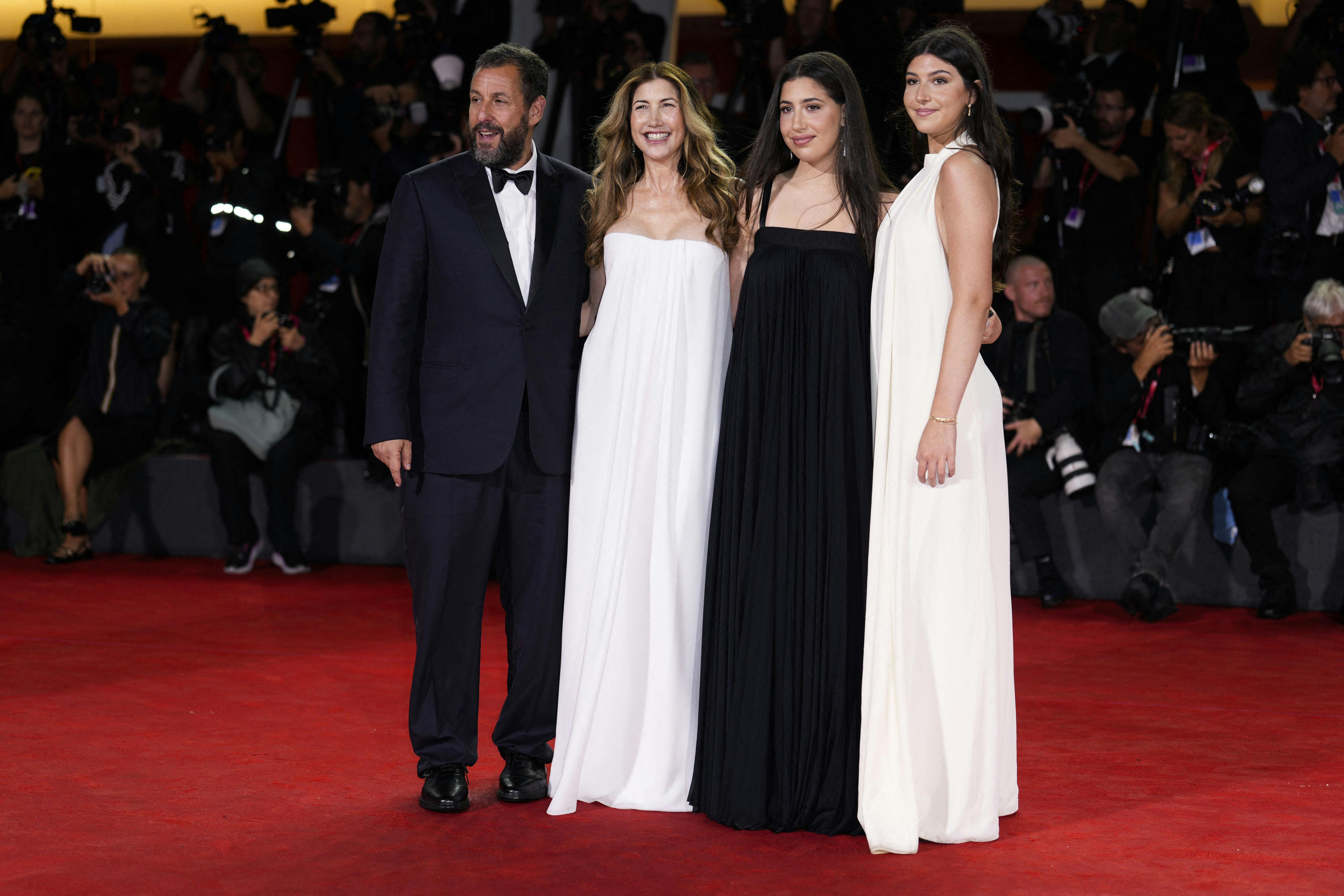 Æblet falder tilsyneladende ikke langt fra stammen. Her Adam Sandler med sin kone Jackie og døtrene Sadie og Sunny på filmfestivalen i Venedig efteråret 2025, til premieren på filmen 'Jay Kelly'