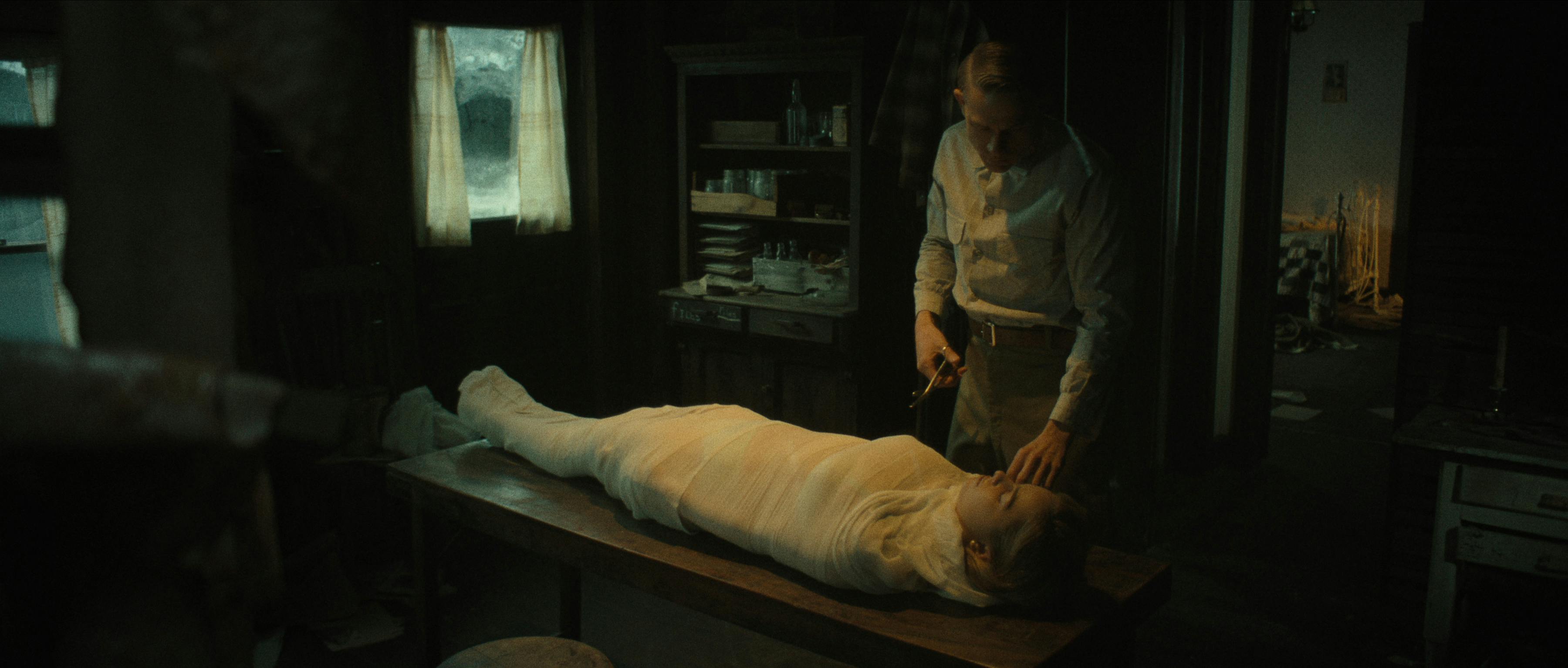 Monster: The Ed Gein Story historien om ed gein anmeldelse. (L to R) Addison Rae as Evelyn, Charlie Hunnam as Ed Gein in episode 304 of Monster: The Ed Gein Story. Cr. Courtesy Of Netflix © 2025