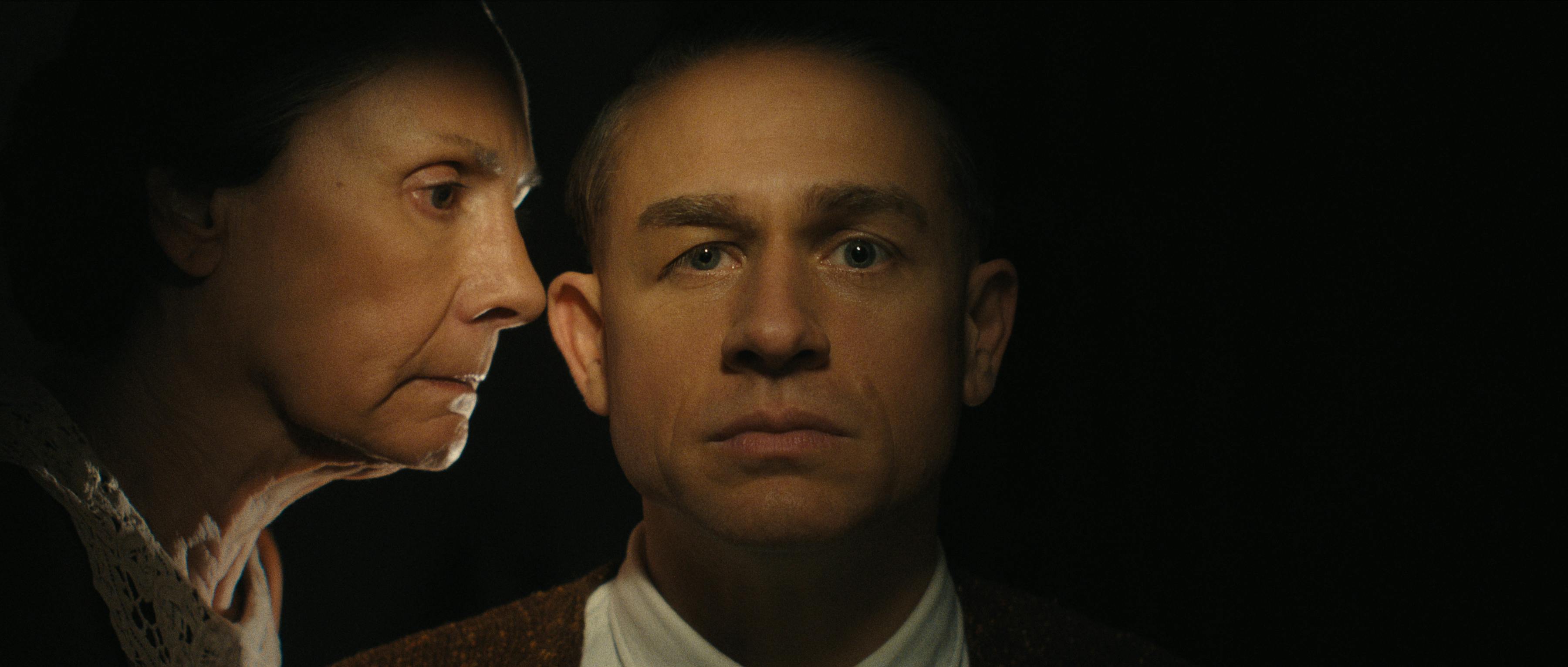 Monster: The Ed Gein Story historien om ed gein anmeldelse. (L to R) Laurie Metcalf as Augusta Gein, Charlie Hunnam as Ed Gein in episode 307 of Monster: The Ed Gein Story. Cr. Courtesy Of Netflix © 2025