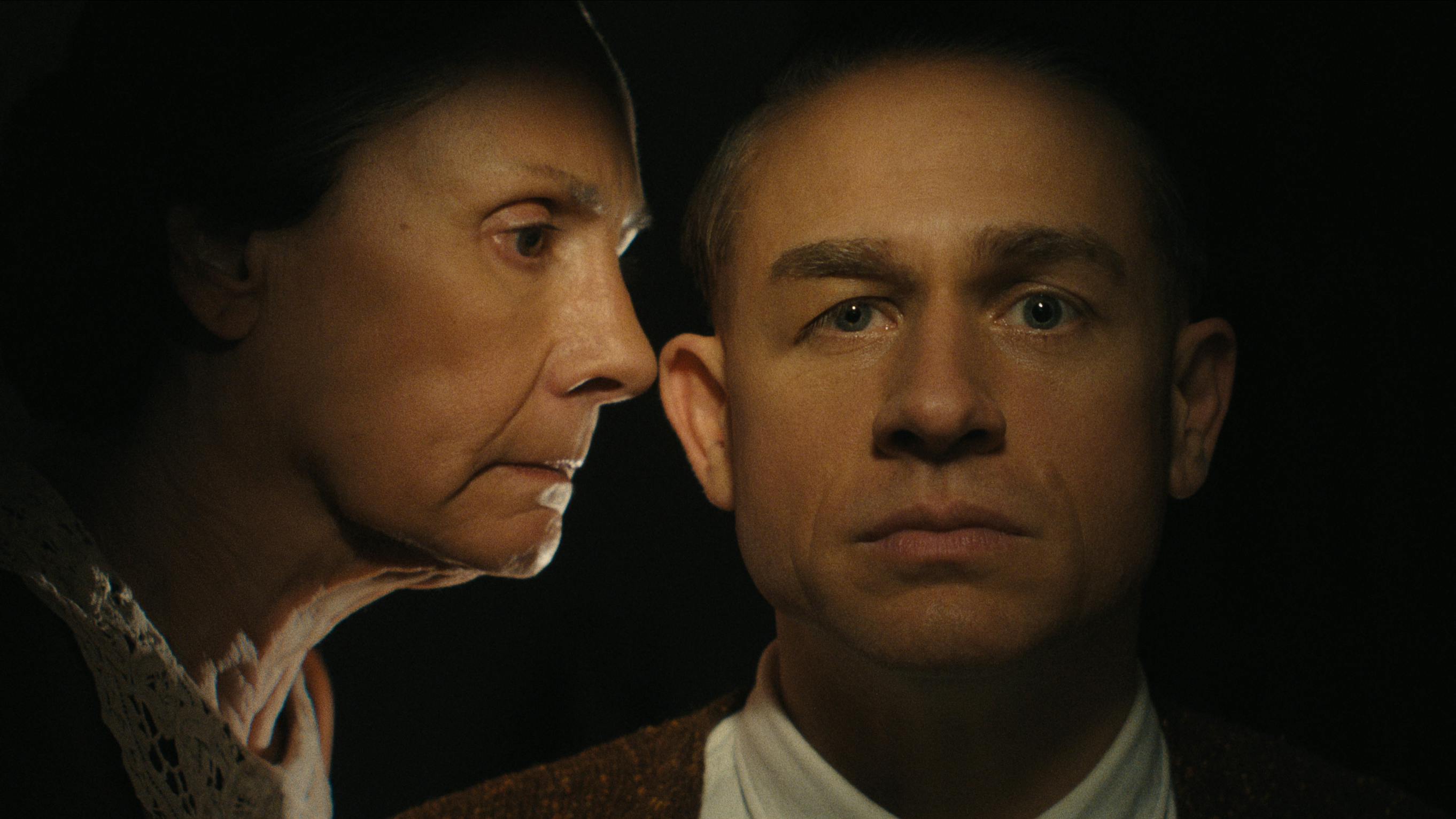 Monster: The Ed Gein Story historien om ed gein anmeldelse. (L to R) Laurie Metcalf as Augusta Gein, Charlie Hunnam as Ed Gein in episode 307 of Monster: The Ed Gein Story. Cr. Courtesy Of Netflix © 2025