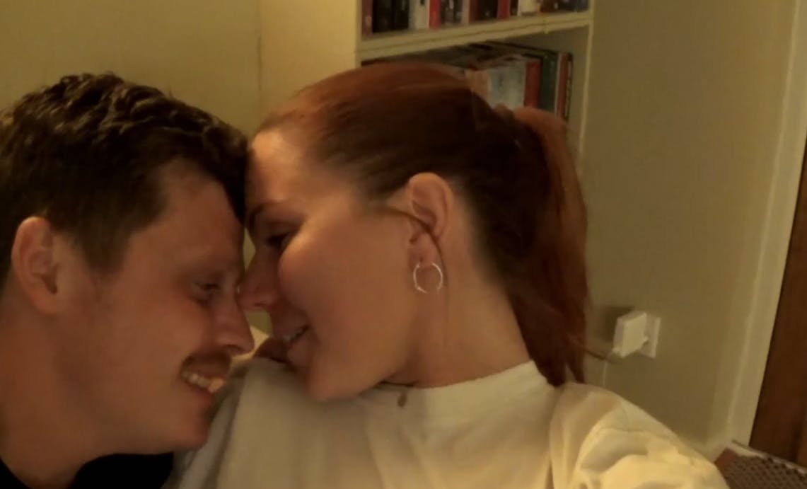 Kort efter, at Amalie har gengældt kærlighedserklæringen, slår hun på opfordring en bøvs. – Vi er tilbage, lyder det konstaterende