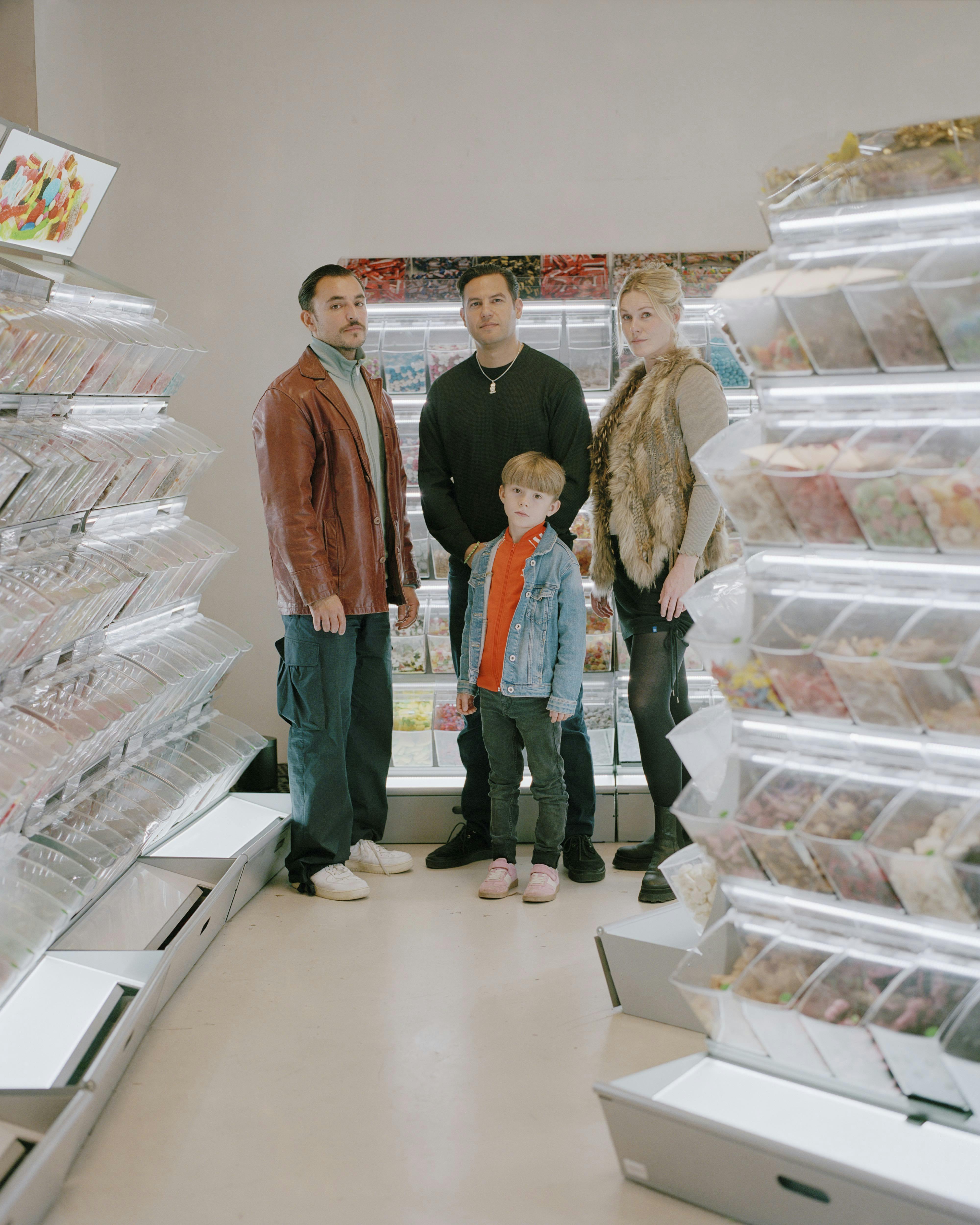 Instruktør Ulaa Salim omgivet af hovedcastet i 'Candy Kings' – Besir Zeciri, Sofie Torp og Marvin Carbone