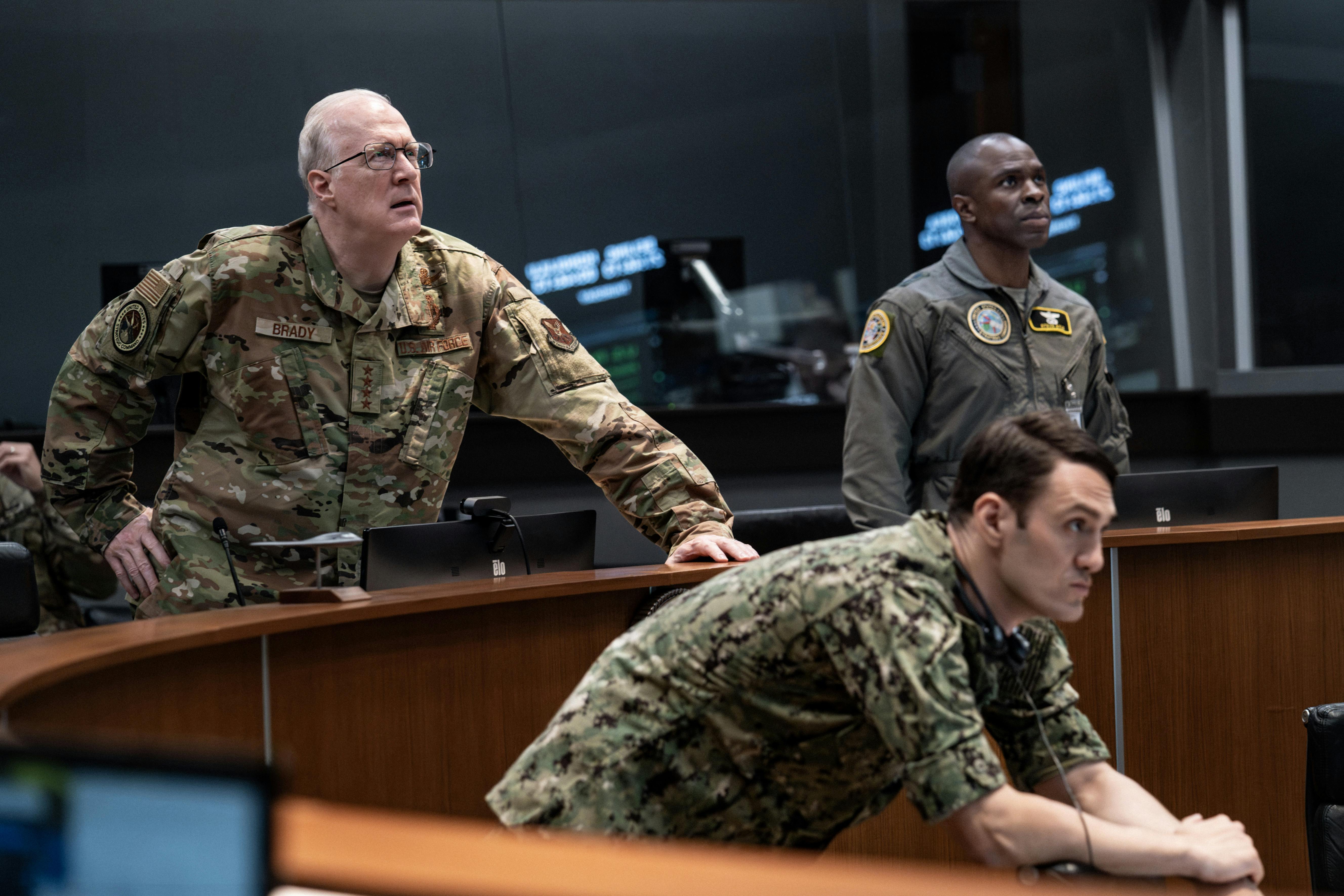 Tracy Letts as General Anthony Brady and Gbenga Akinnagbe as Major General Steven Kyle in A House of Dynamite anmeldelse