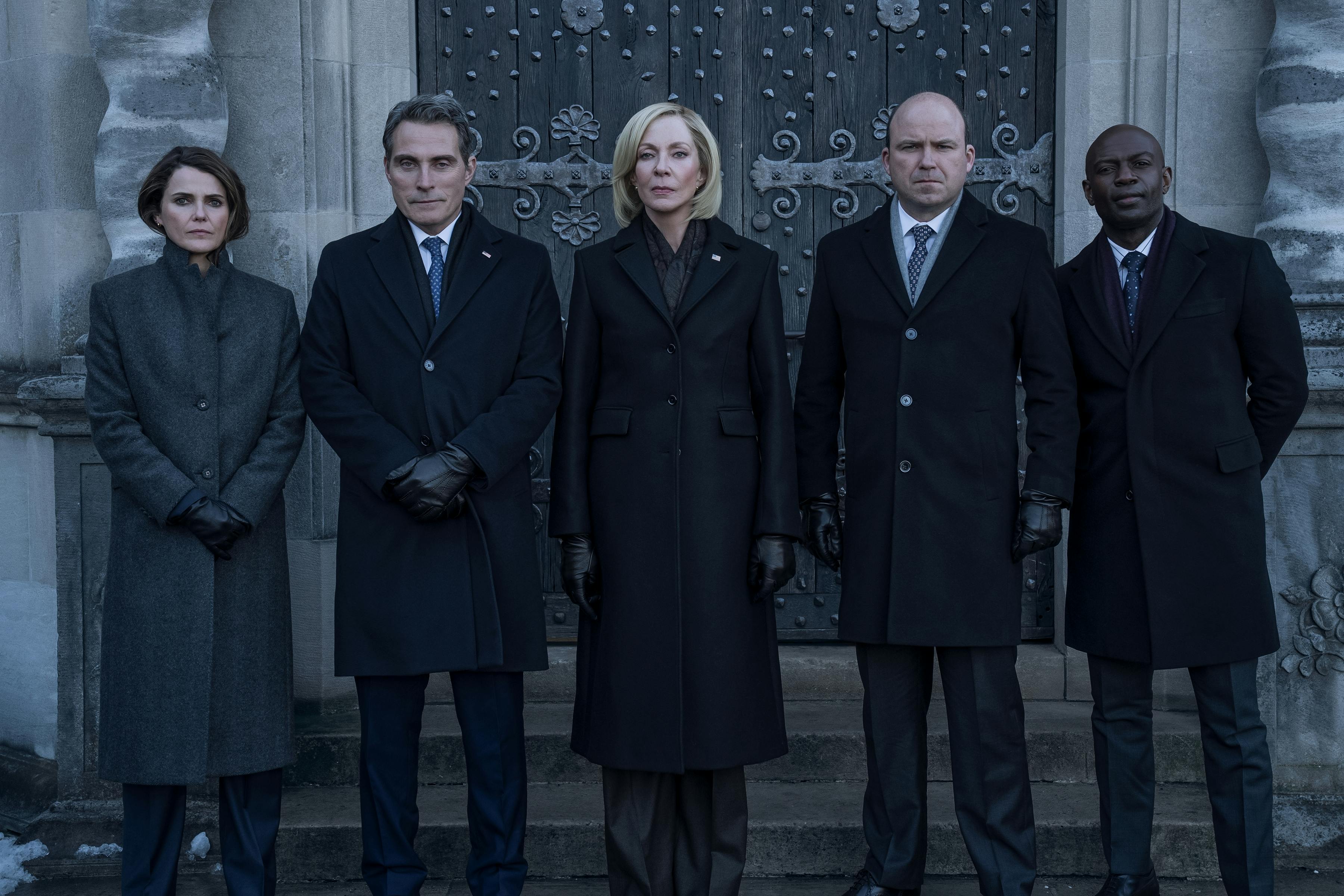 The Diplomat sæson 3 anmeldelse. (L to R) Keri Russell as Kate Wyler, Rufus Sewell as Hal Wyler, Allison Janney as Grace Penn, Rory Kinnear as Nicol Trowbridge, David Gyasi as Austin Dennison in episode 308 of The Diplomat. Cr. Clifton Prescod/Netflix © 2025