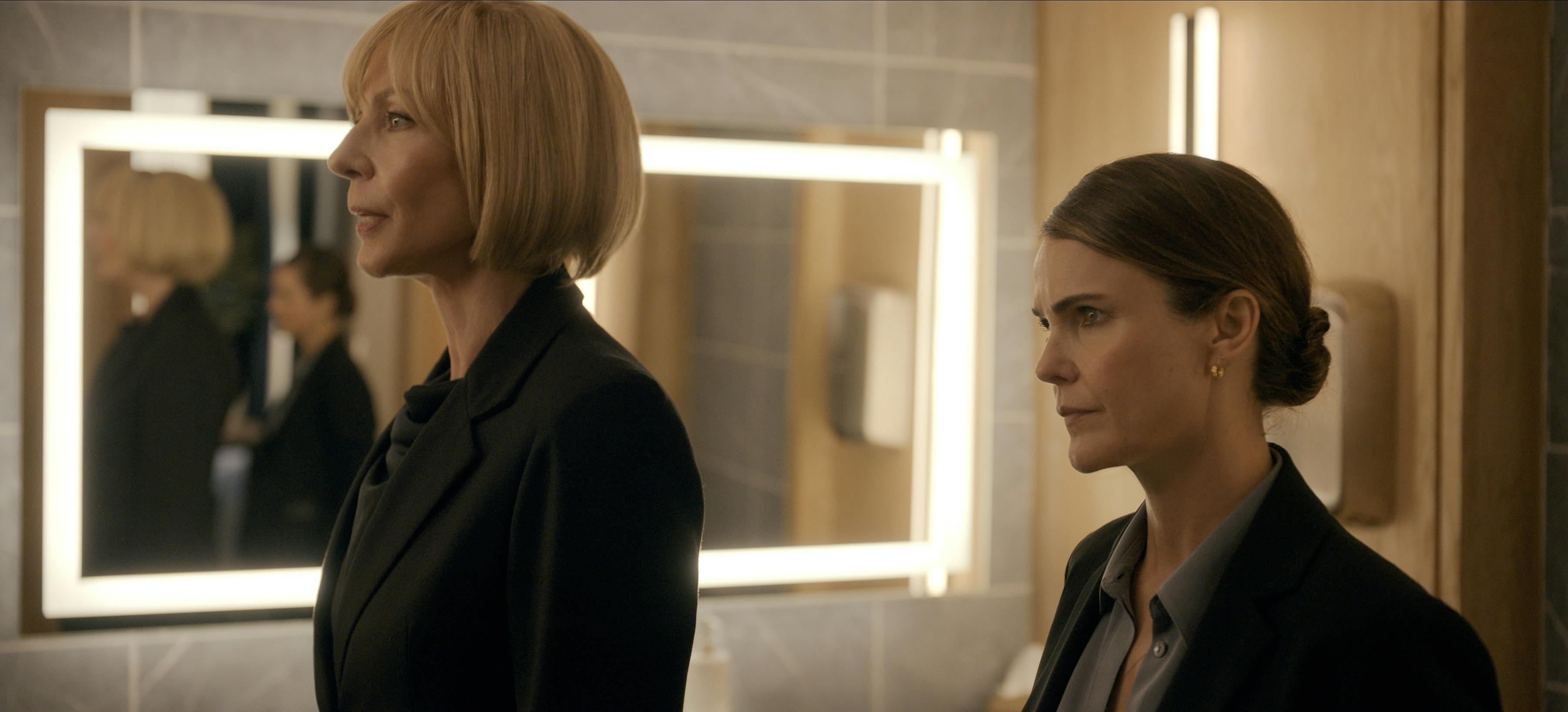 The Diplomat sæson 3 anmeldelse. (L to R) Allison Janney as Grace Penn, Keri Russell as Kate Wyler in episode 301 of The Diplomat. Cr. Courtesy of Netflix © 2025