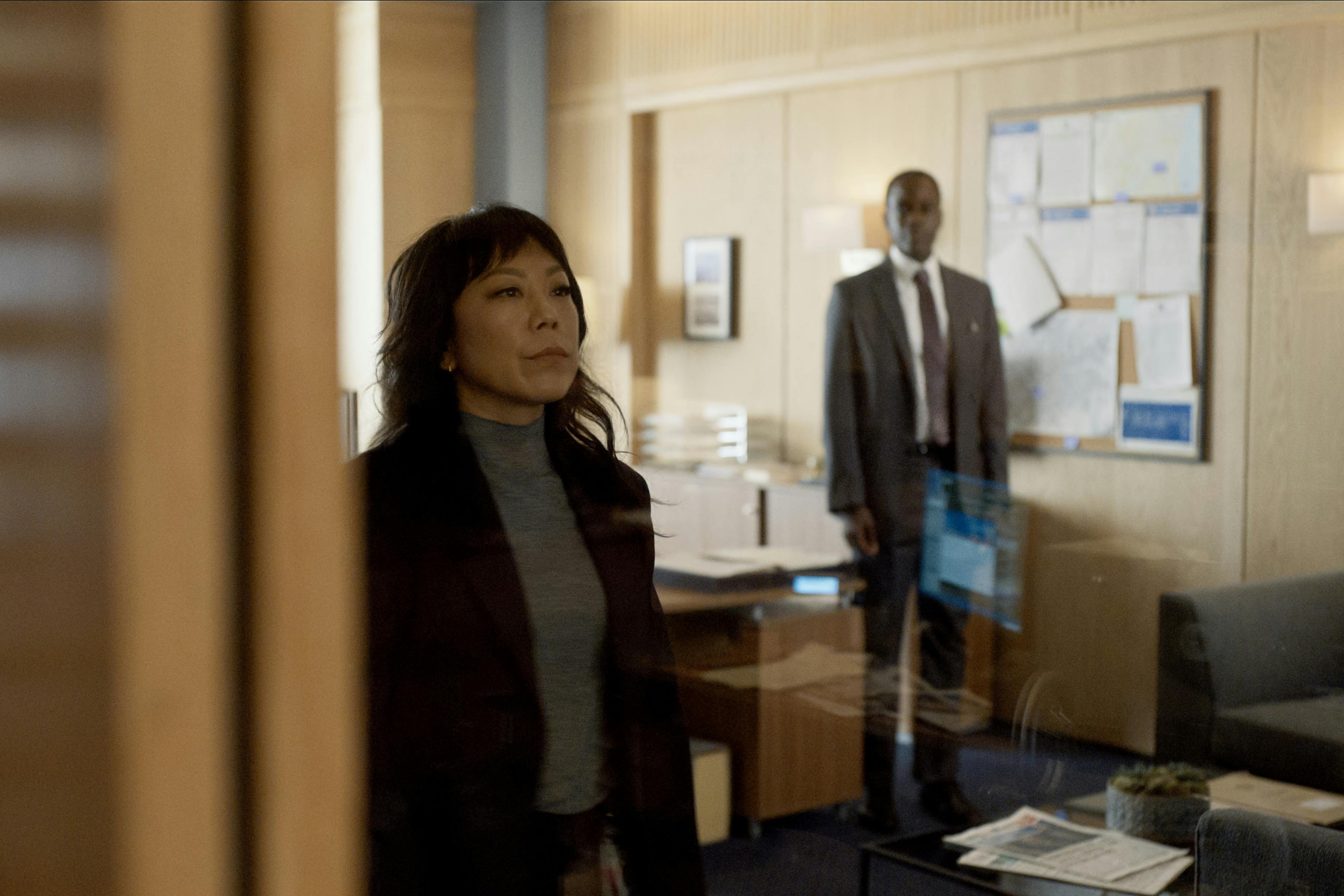 The Diplomat sæson 3 anmeldelse. (L to R) Ali Ahn as Eidra Park, Ato Essandoh as Stuart Hayford in episode 303 of The Diplomat. Cr. Courtesy of Netflix © 2025