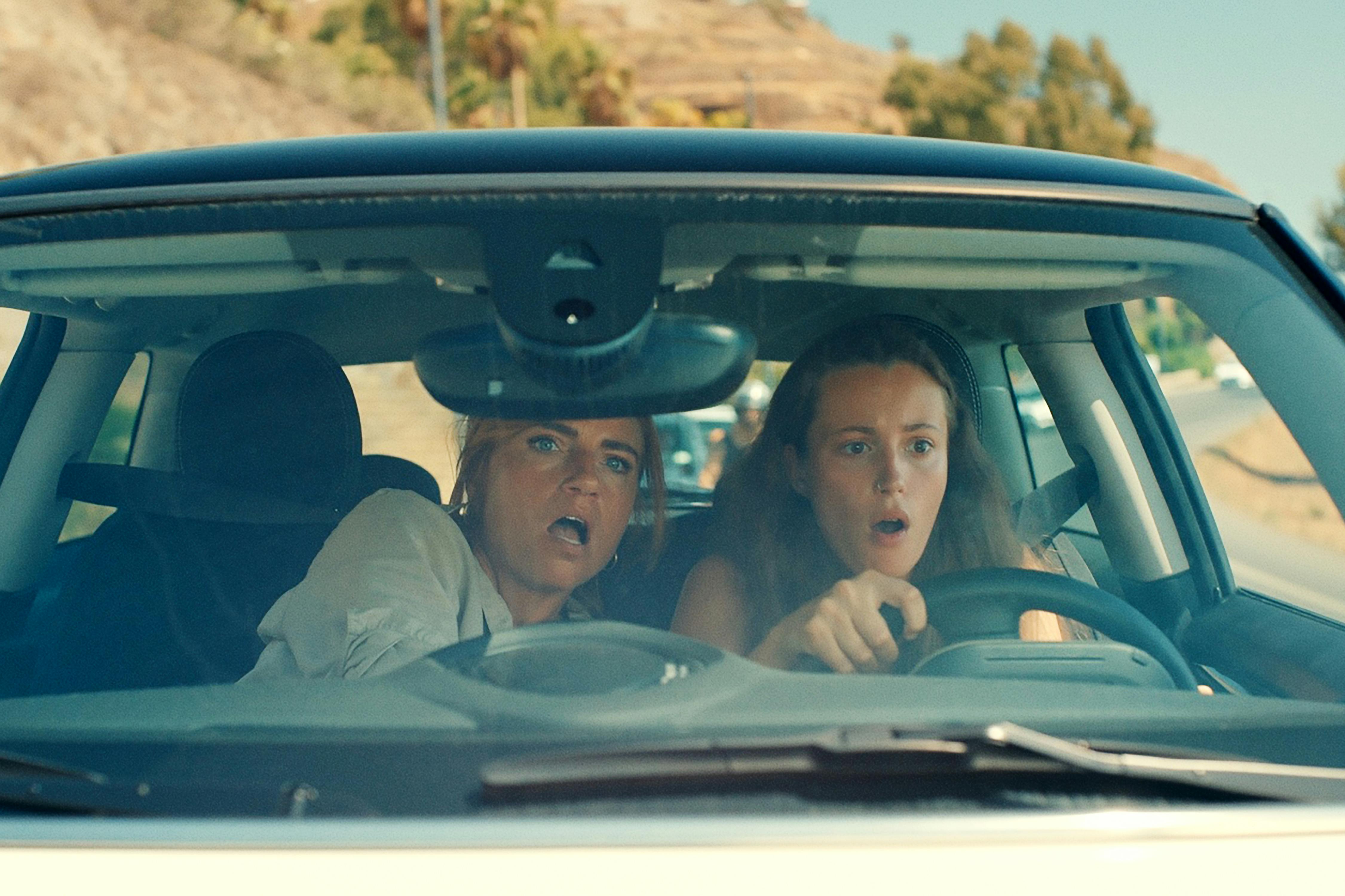 Josephine Park som Lærke og Josephine Højbjerg som Agnes i 'Mango'