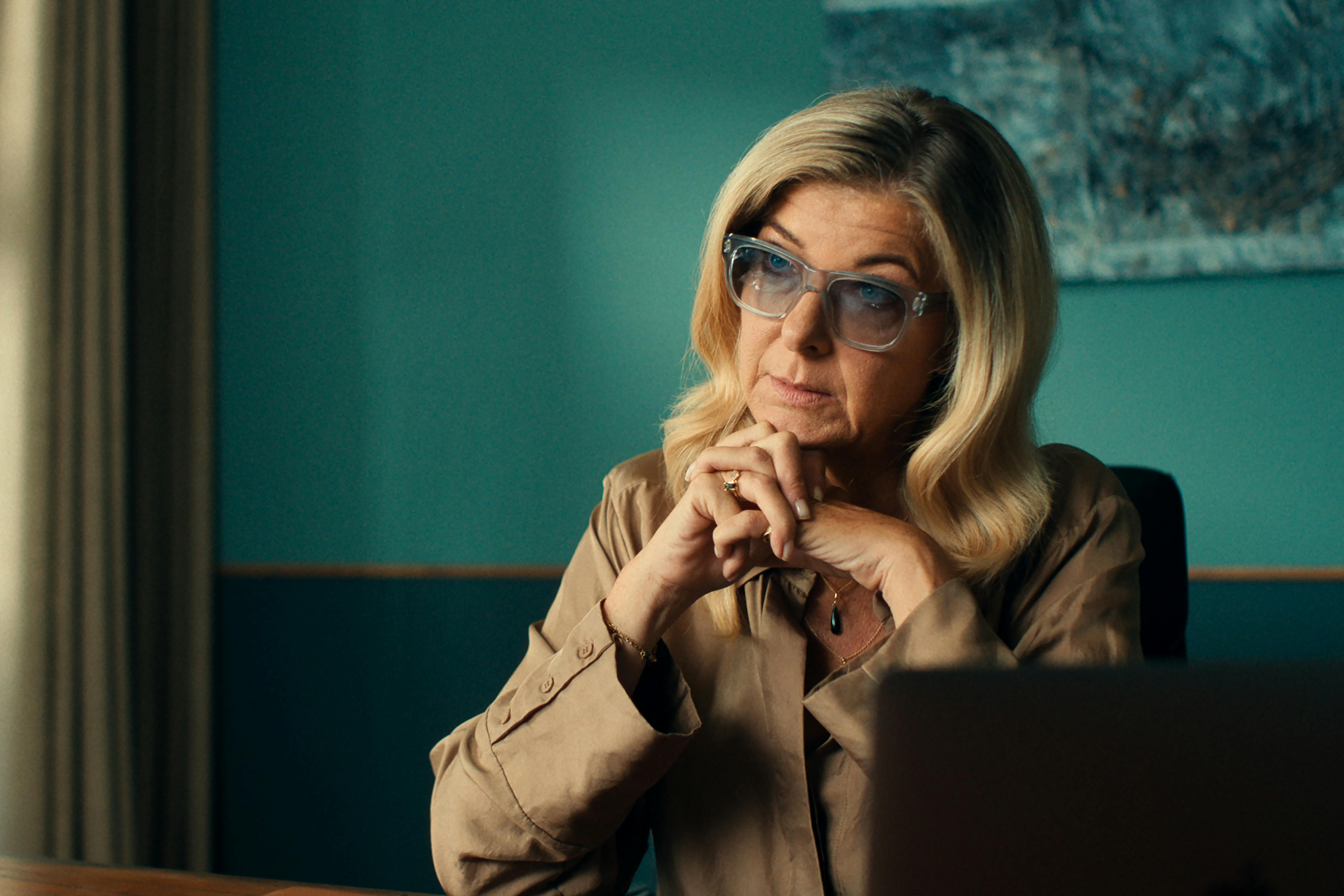 Paprika Steen som Joan i 'Mango'