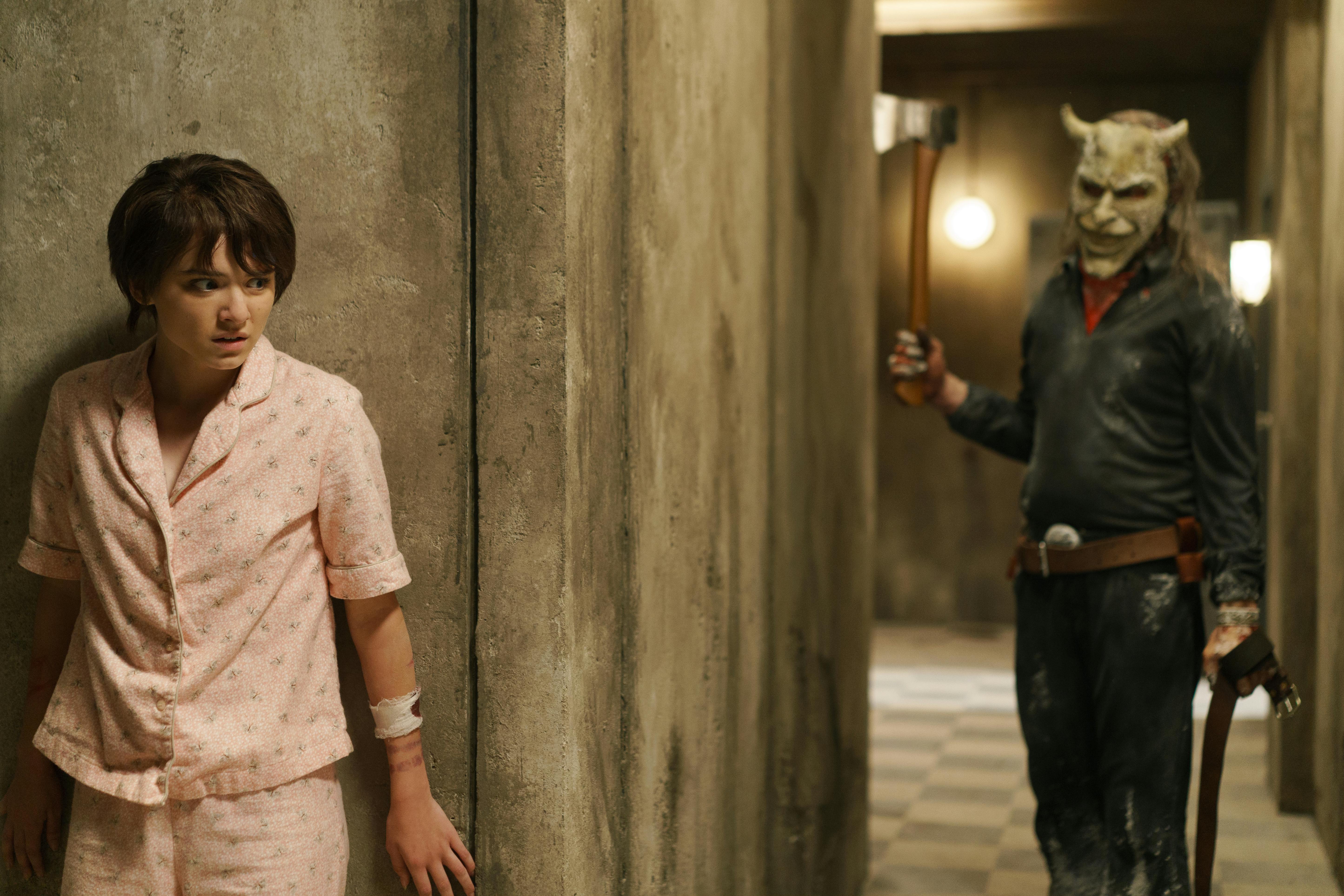 (from left) Gwen (Madeleine McGraw) and The Grabber (Ethan Hawke) in Black Phone 2 anmeldelse, directed by Scott Derrickson.