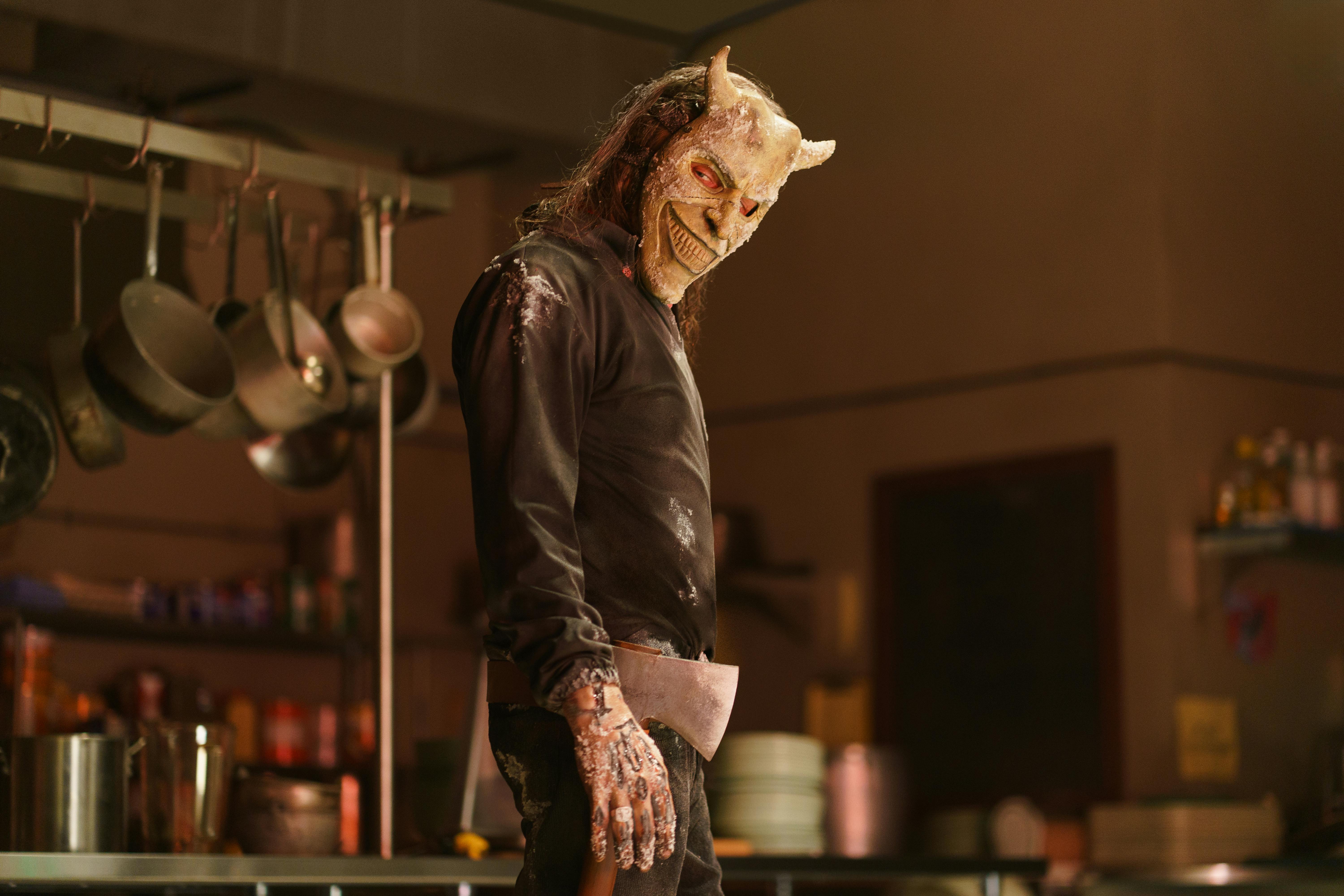 Ethan Hawke as The Grabber in Black Phone 2 anmeldelse, directed by Scott Derrickson.