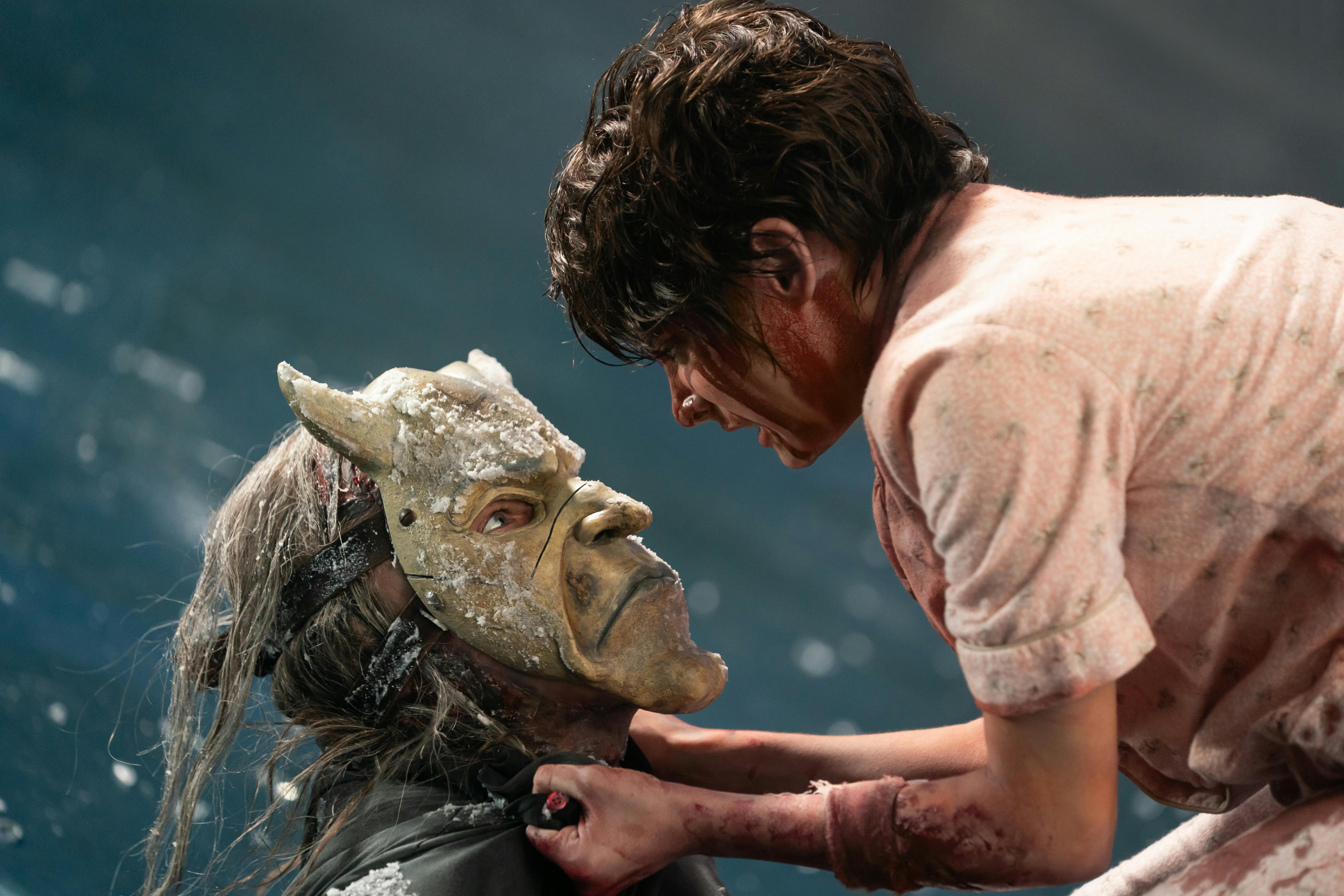 (from left) The Grabber (Ethan Hawke) and Gwen (Madeleine McGraw) in Black Phone 2 anmeldelse, directed by Scott Derrickson.