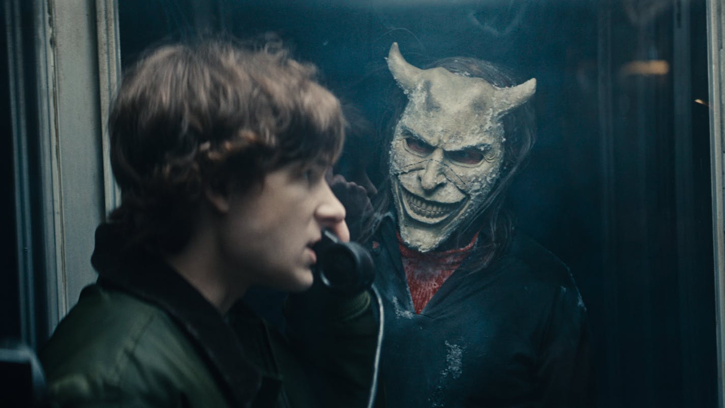 (from left) Finn (Mason Thames) and The Grabber (Ethan Hawke) in Black Phone 2 anmeldelse, written and directed by Scott Derrickson.