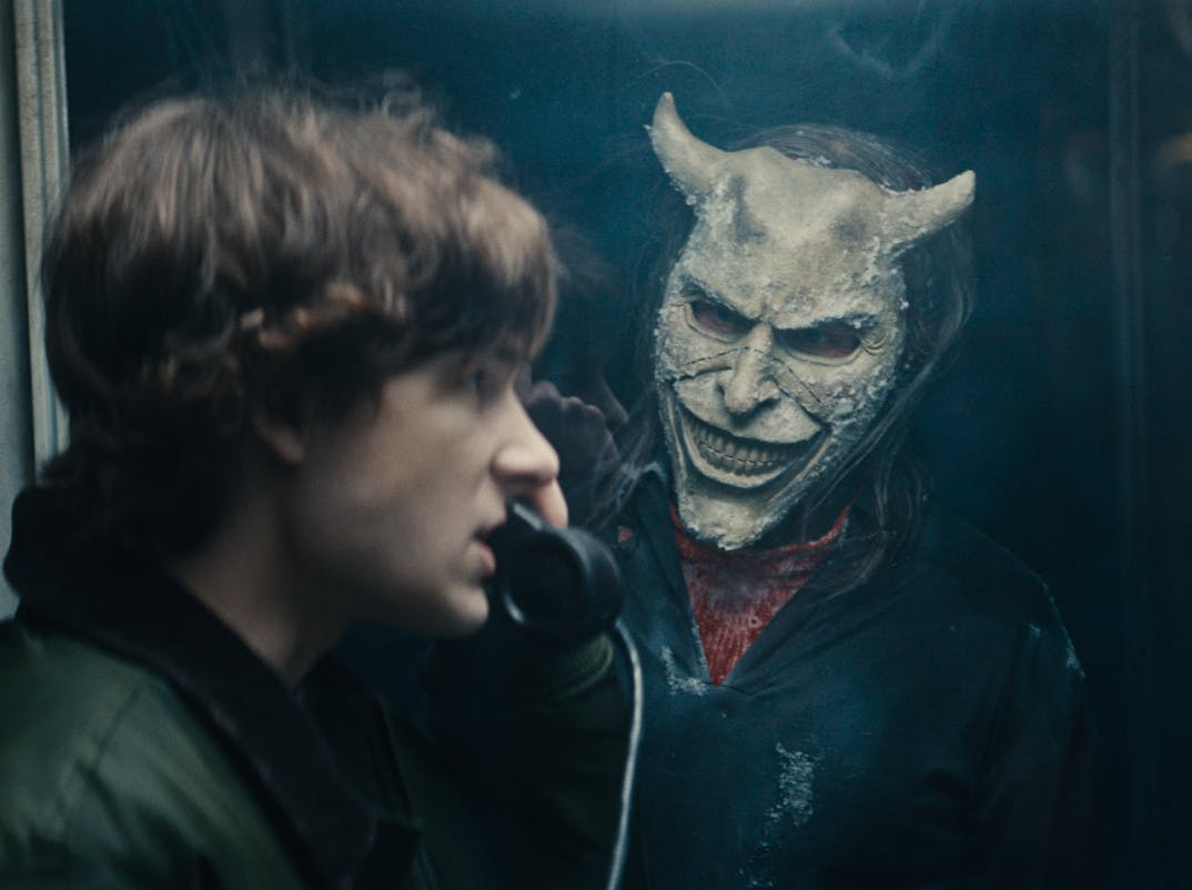 (from left) Finn (Mason Thames) and The Grabber (Ethan Hawke) in Black Phone 2 anmeldelse, written and directed by Scott Derrickson.