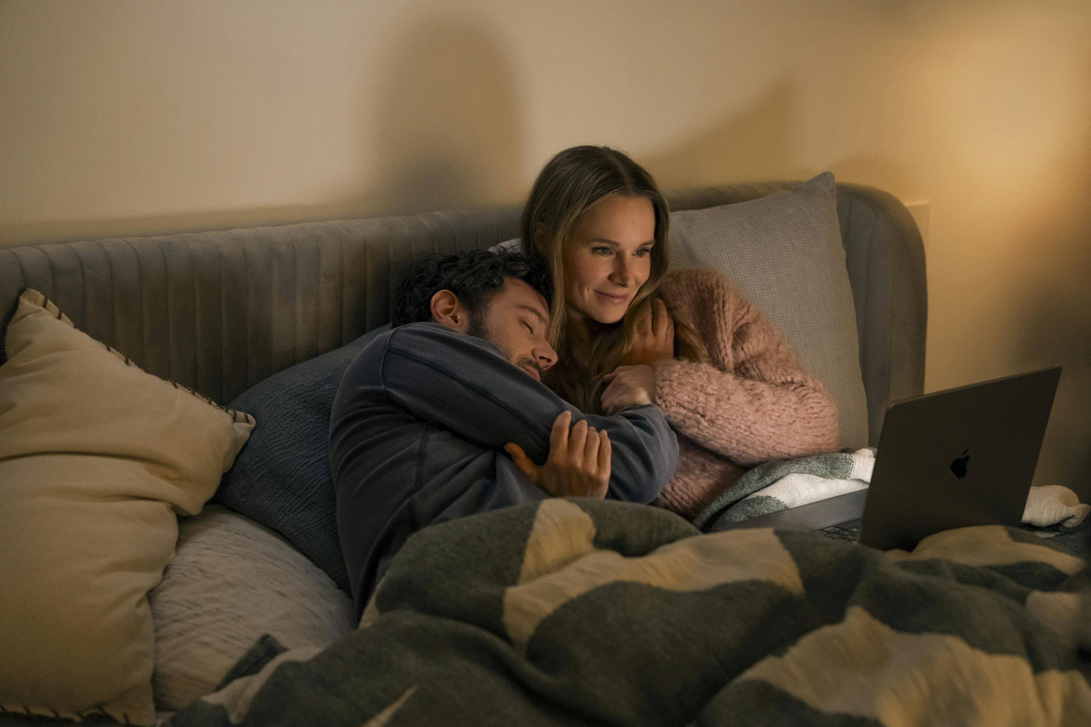 Nobody Wants This anmeldelse. (L to R) Adam Brody as Noah, Kristen Bell as Joanne in episode 201 of Nobody Wants This. Cr. Erin Simkin/Netflix © 2025