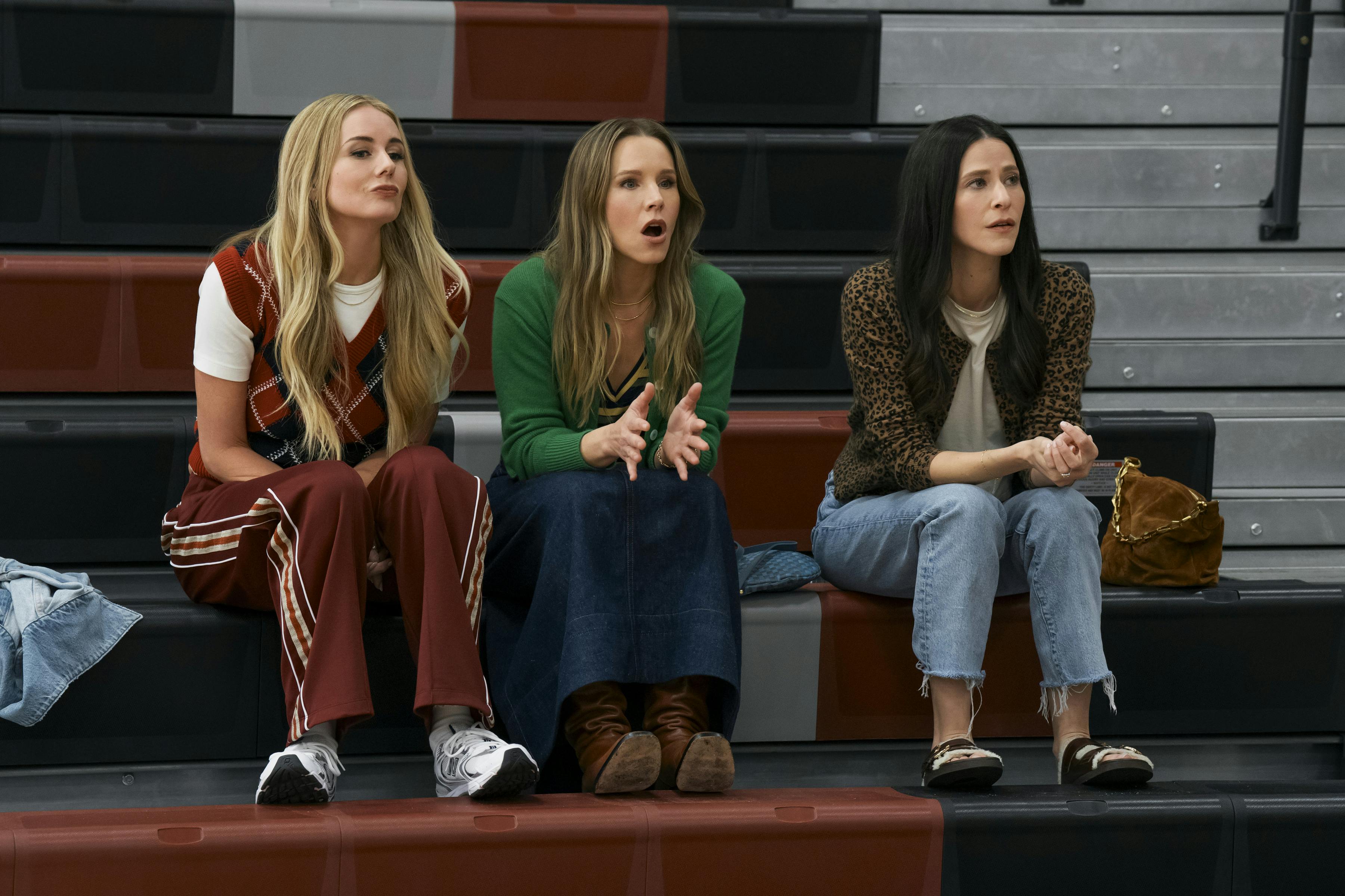 Nobody Wants This sæson 2 anmeldelse. (L to R) Justine Lupe as Morgan, Kristen Bell as Joanne, Jackie Tohn as Esther in episode 202 of Nobody Wants This. Cr. Erin Simkin/Netflix © 2025