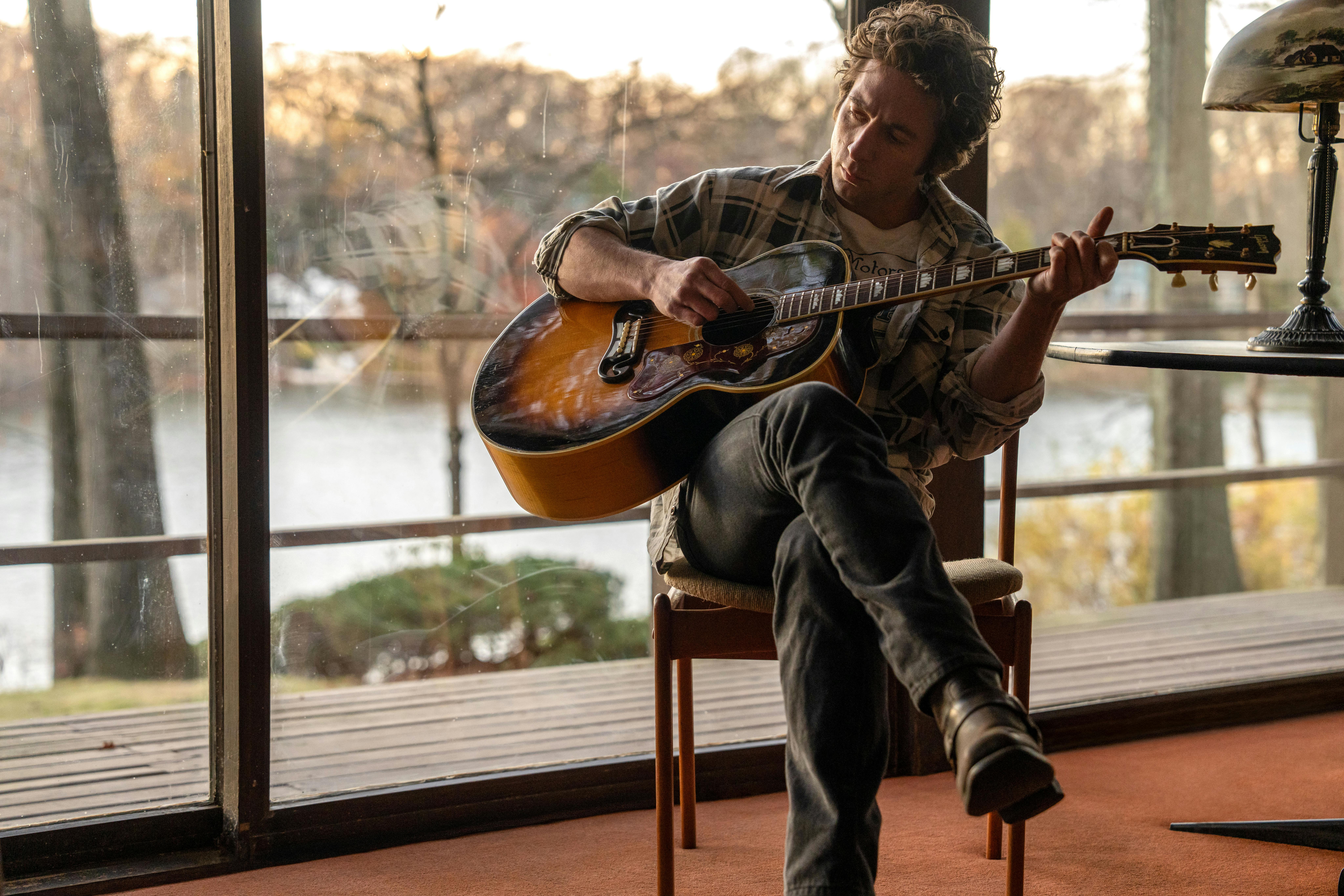 Jeremy Allen White as Bruce Springsteen in 20th Century Studios' DELIVER ME FROM NOWHERE anmeldelse. Photo by Macall Polay © 2025 20th Century Studios. All Rights Reserved.