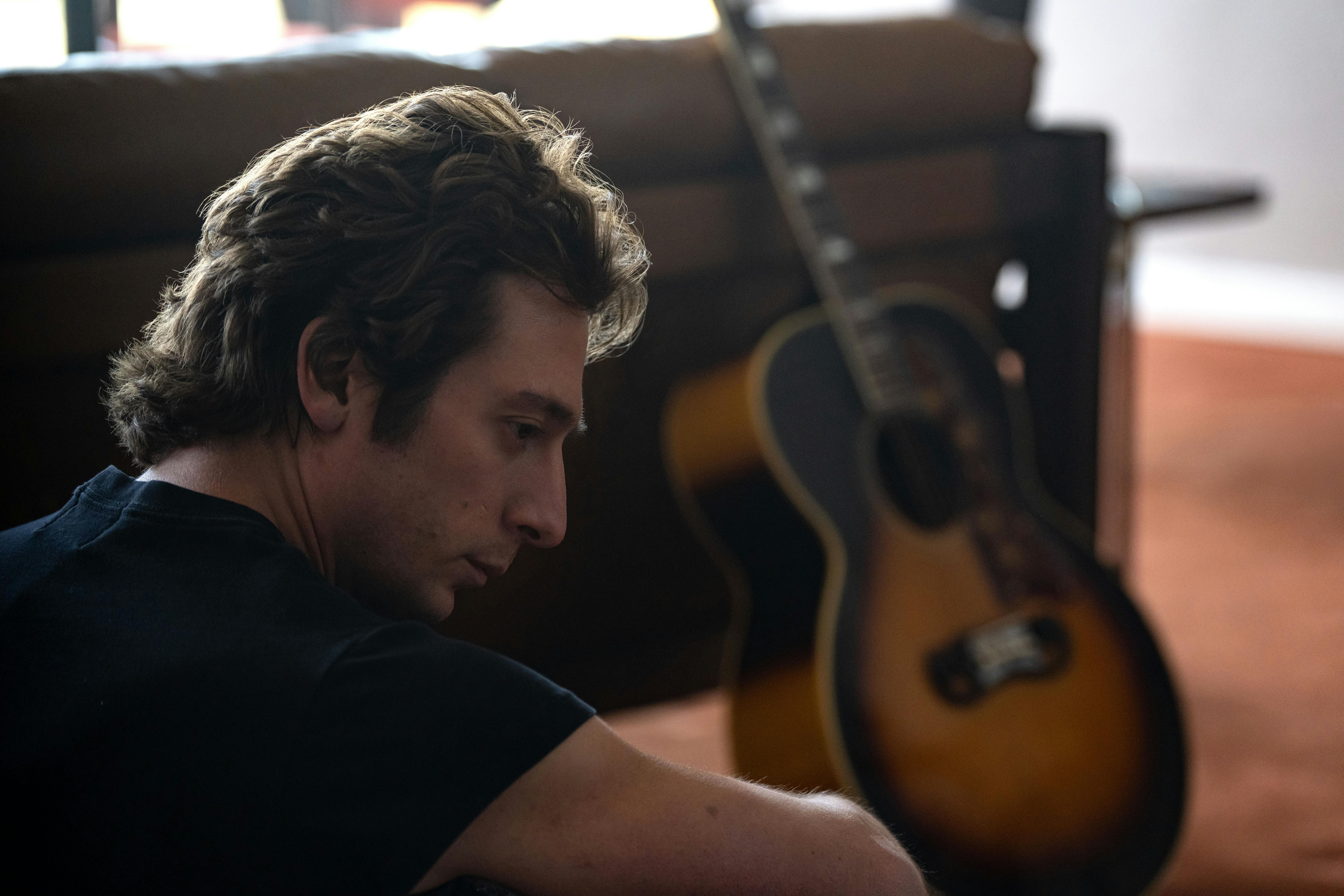 Jeremy Allen White as Bruce Springsteen in 20th Century Studios' SPRINGSTEEN: DELIVER ME FROM NOWHERE anmeldelse. Photo by Macall Polay. © 2025 20th Century Studios. All Rights Reserved