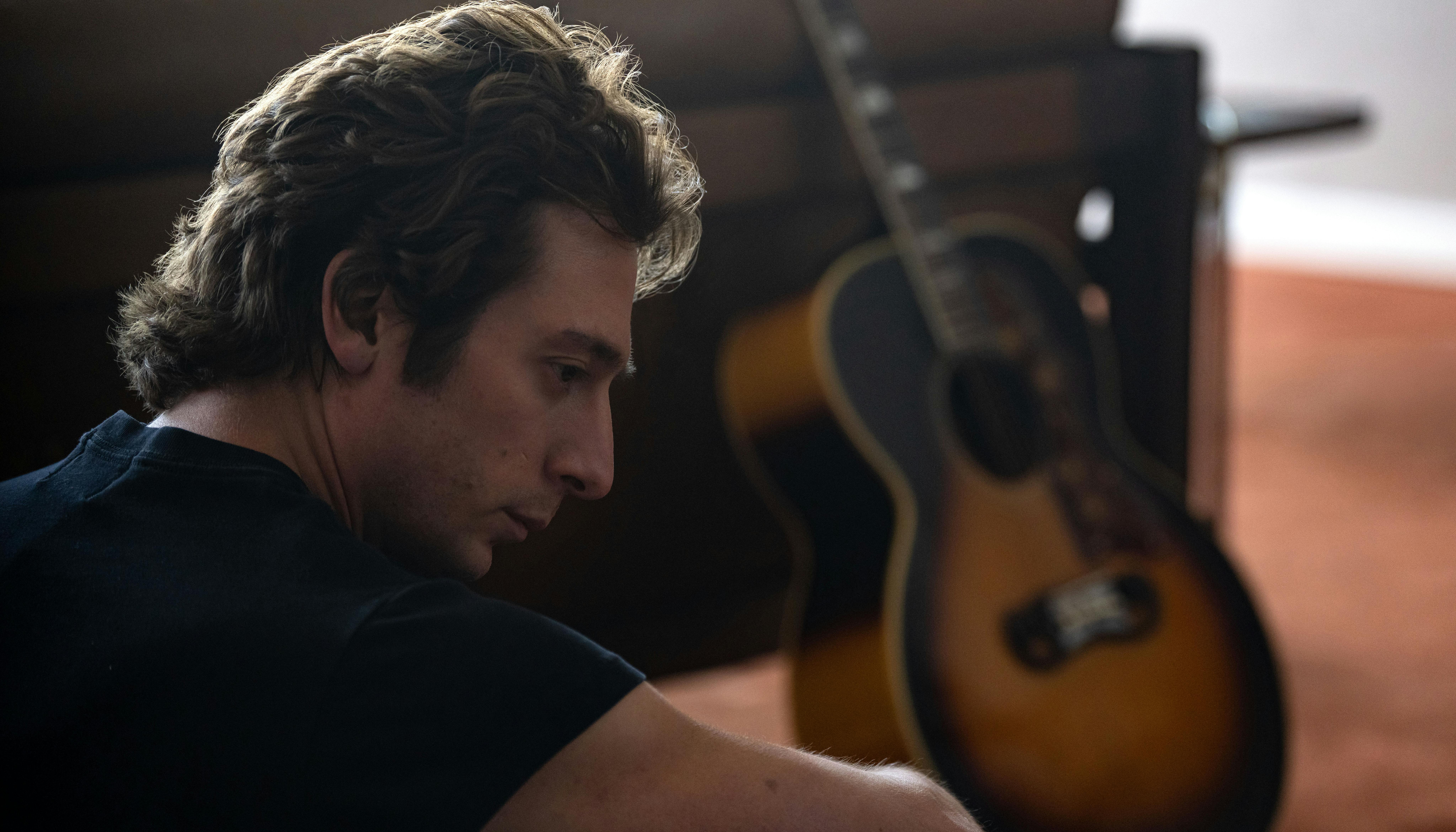 Jeremy Allen White as Bruce Springsteen in 20th Century Studios' SPRINGSTEEN: DELIVER ME FROM NOWHERE anmeldelse. Photo by Macall Polay. © 2025 20th Century Studios. All Rights Reserved