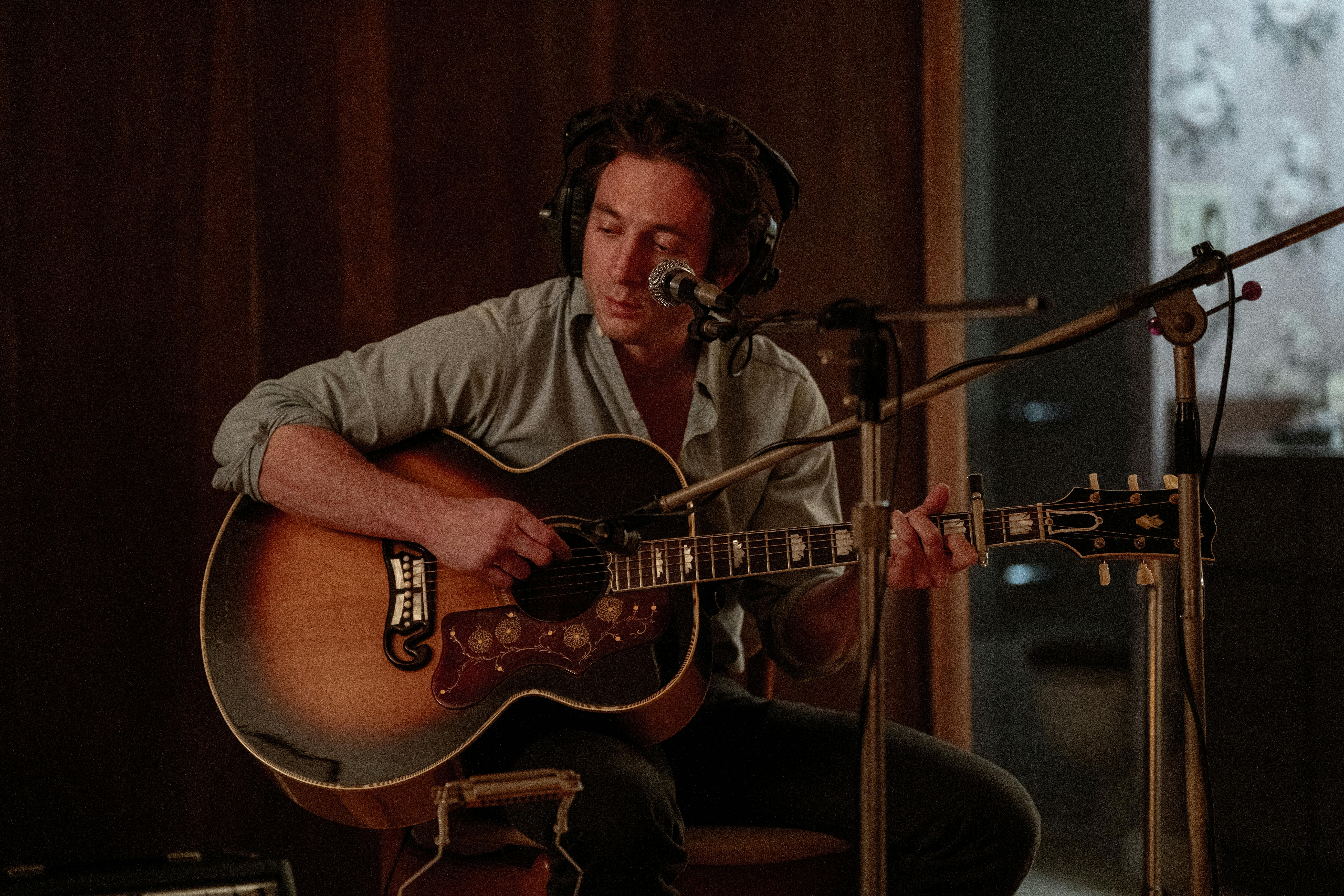 (L-R) Jeremy Allen White as Bruce Springsteen in 20th CeEntury Studios' SPRINGSTEN: DELIVER ME FROM NOWHERE anmeldelse. Photo by Macall Polay. © 2025 20th Century Studios. All Rights Reserved