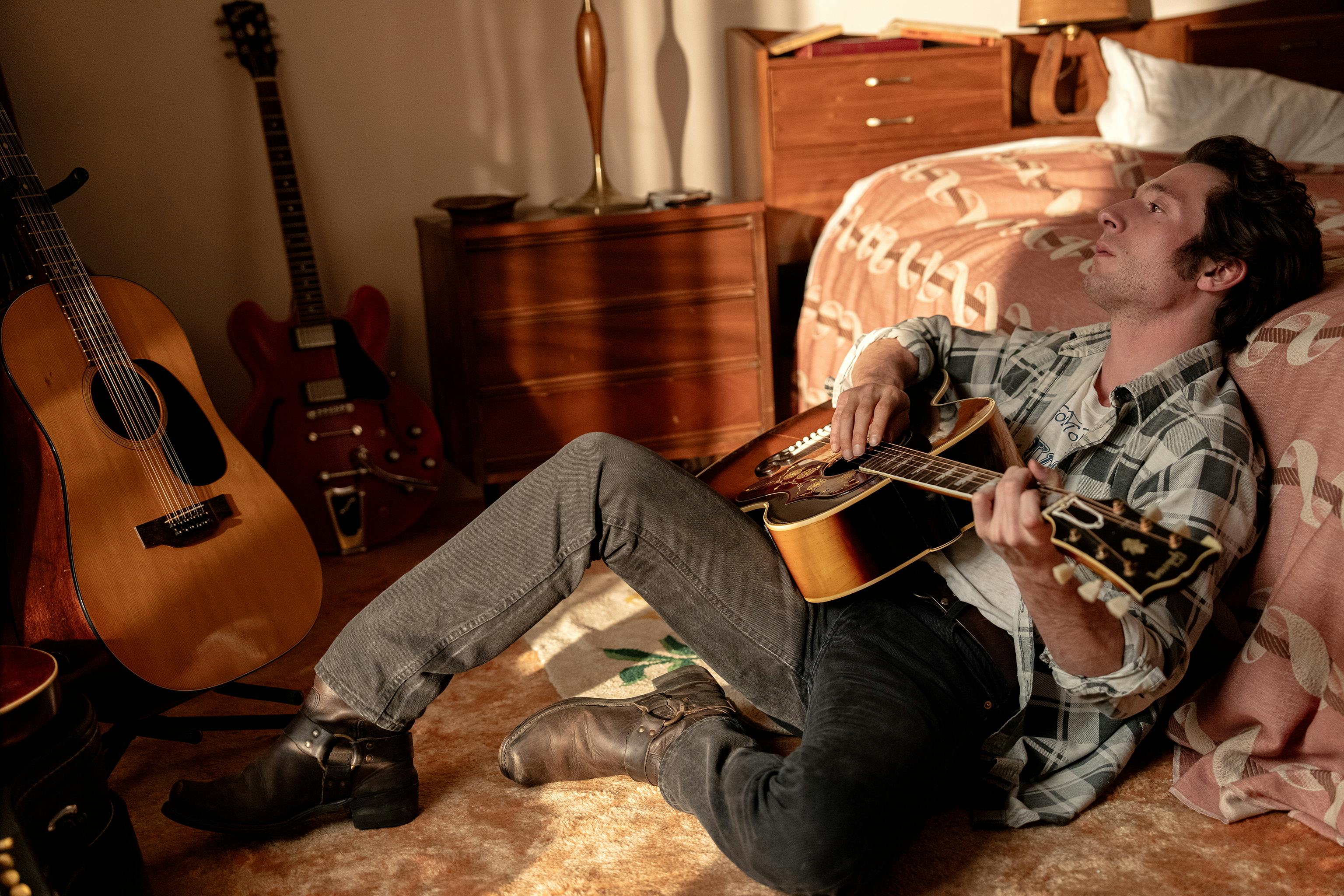 Jeremy Allen White as Bruce Springsteen in 20th Century Studios' SPRINGSTEEN: DELIVER ME FROM NOWHERE anmeldelse. Photo by Macall Polay. © 2025 20th Century Studios. All Rights Reserved.