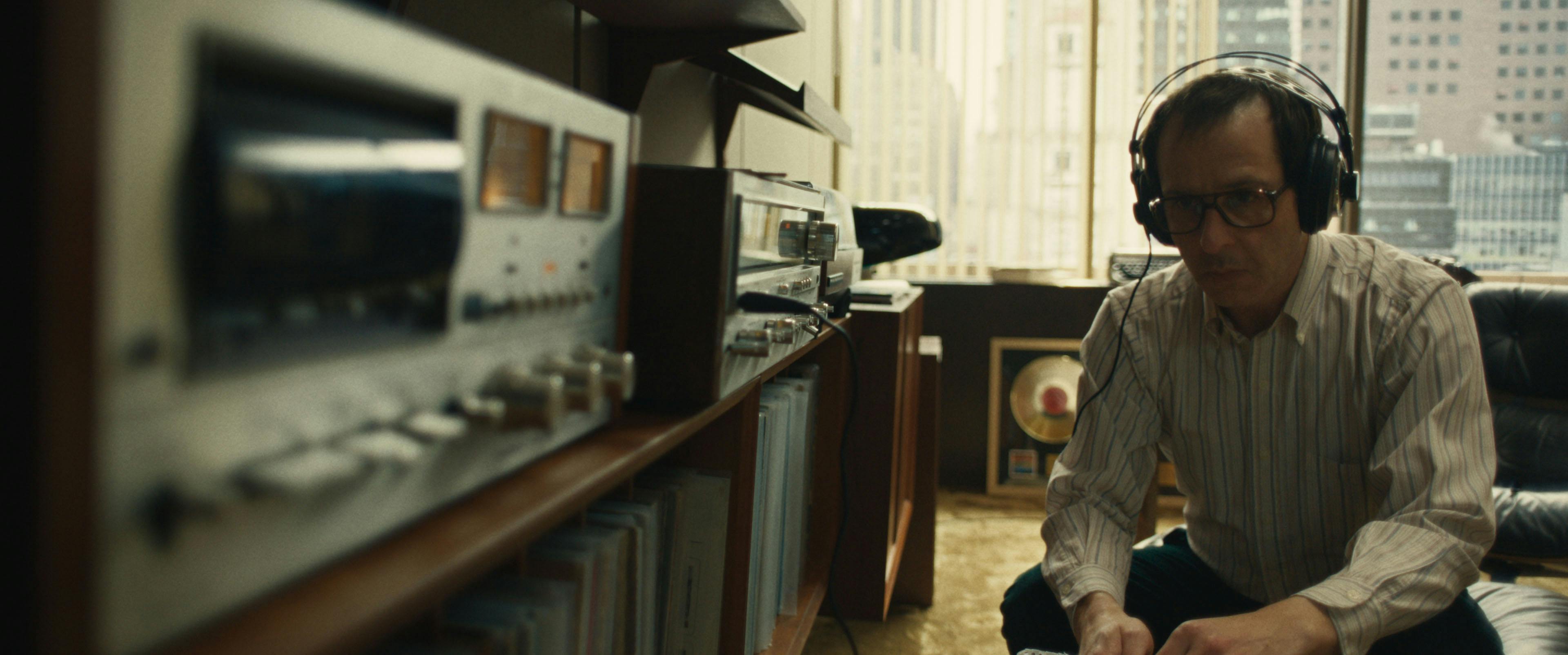 Jeremy Strong as Jon Landau in 20th Century Studios' SPRINGSTEEN: DELIVER ME FROM NOWHERE anmeldelse. Photo courtesy of 20th Century Studios. © 2025 20th Century Studios. All Rights Reserved.