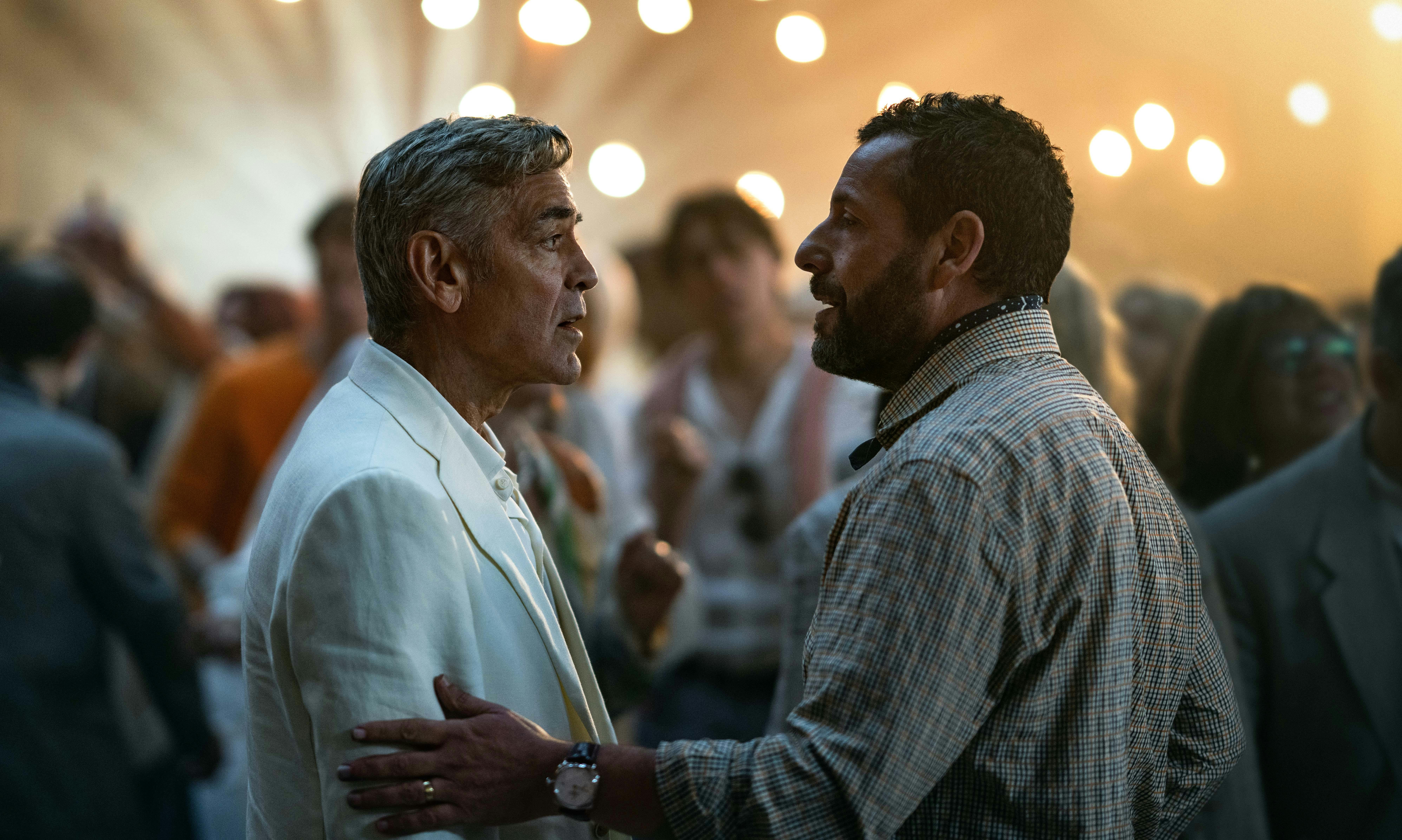 Jay Kelly. (L-R) George Clooney as Jay Kelly and Adam Sandler as Ron Sukenick in Jay Kelly anmeldelse. Cr. Peter Mountain/Netflix © 2025.