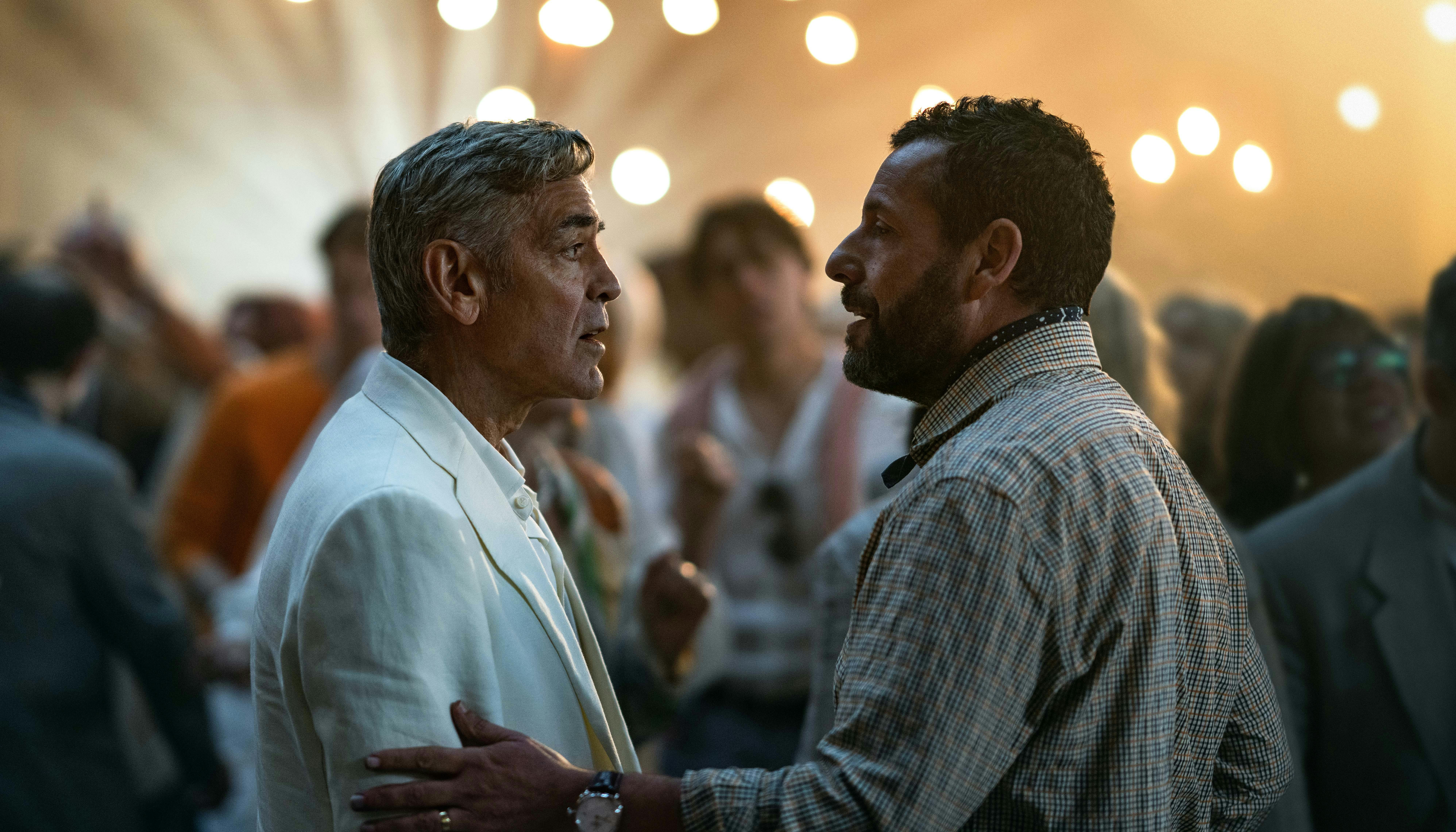 Jay Kelly. (L-R) George Clooney as Jay Kelly and Adam Sandler as Ron Sukenick in Jay Kelly anmeldelse. Cr. Peter Mountain/Netflix © 2025.