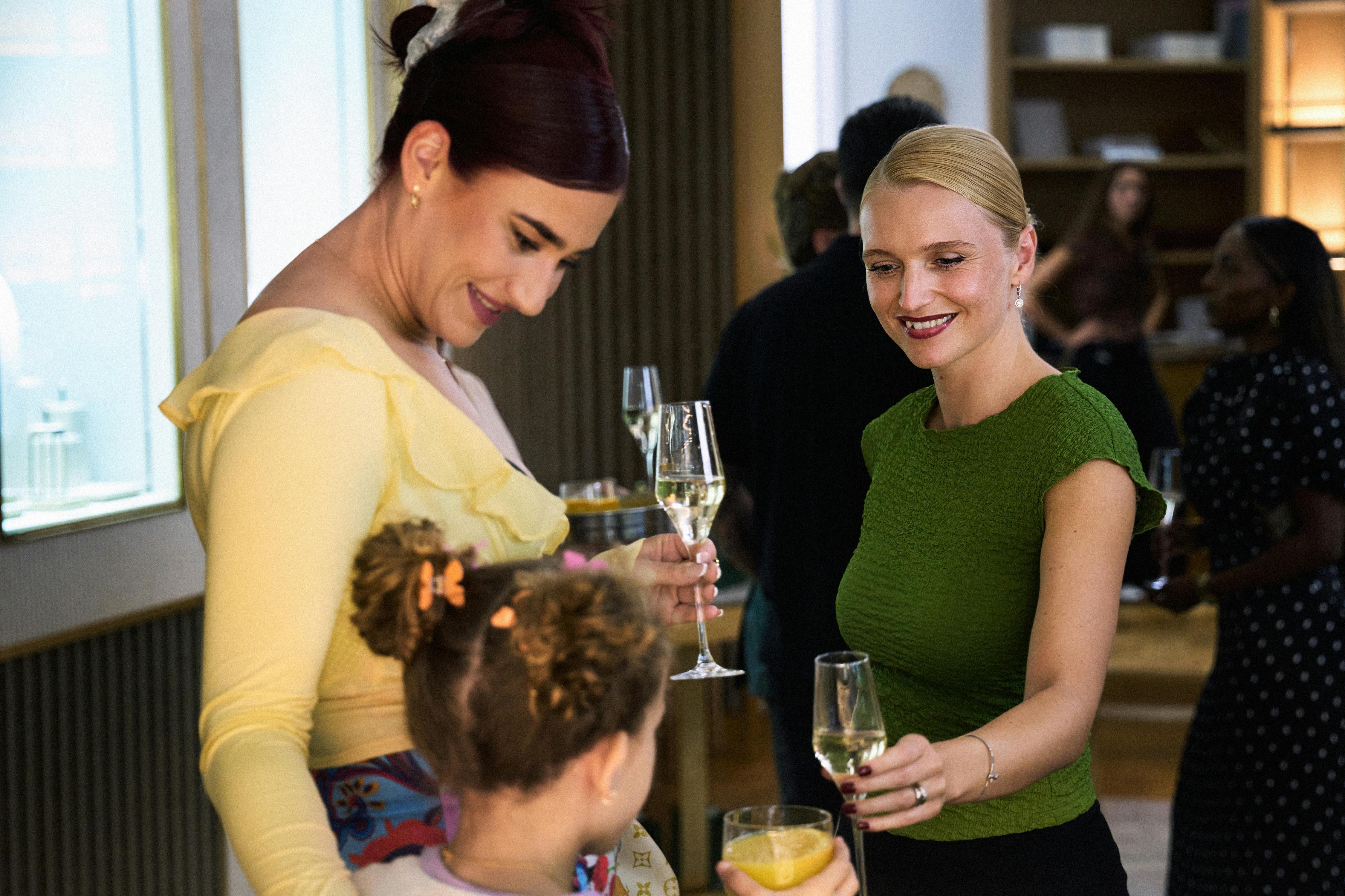 Maria Cordsen som Ashley og Clara Dessau som Sara/Tea i 'Legenden'